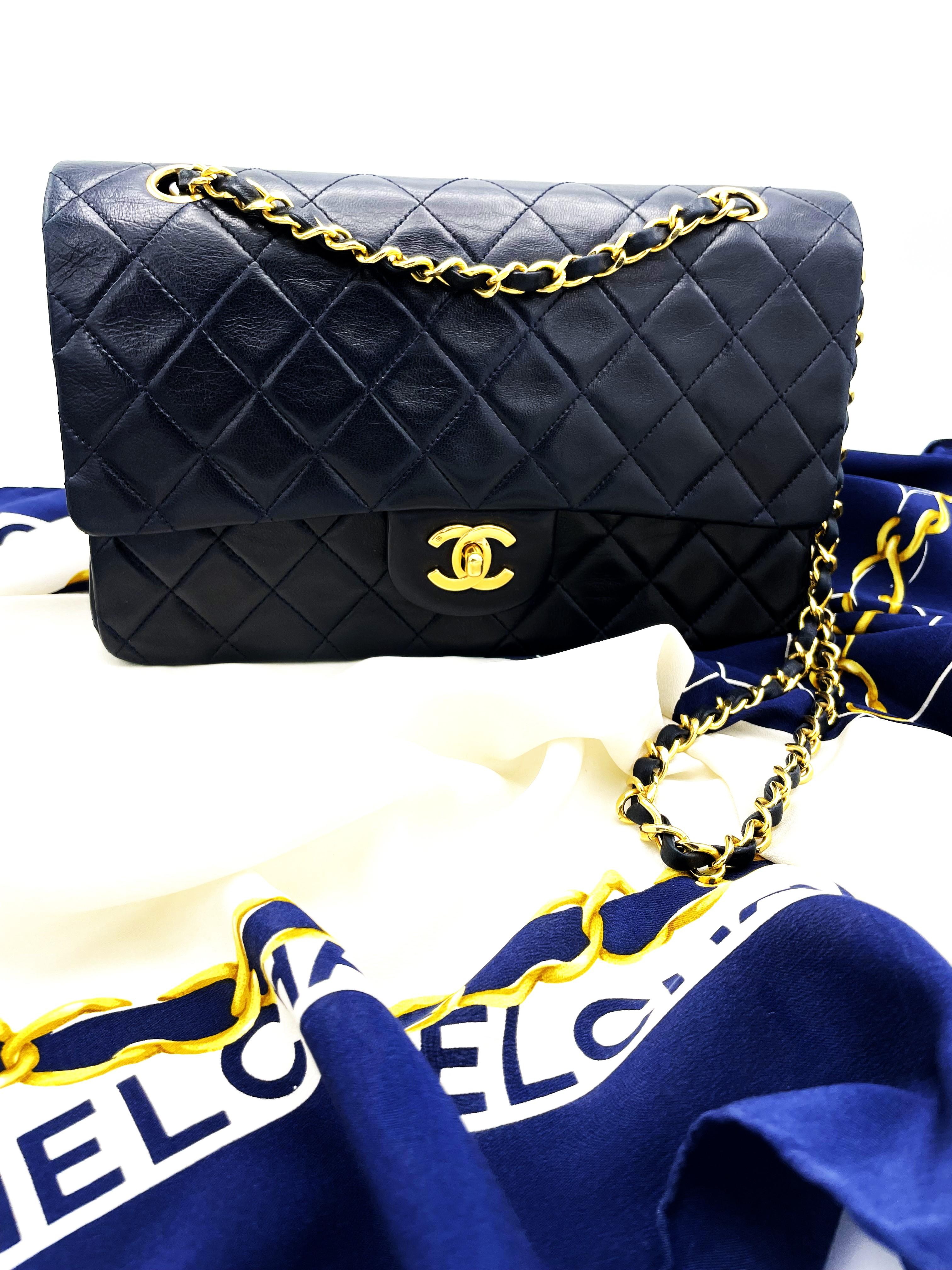 CHANEL CLASSIC 2.55 SAC À DOUBLE RABAT,  agneau matelassé marine, moyen 1985 en vente 1