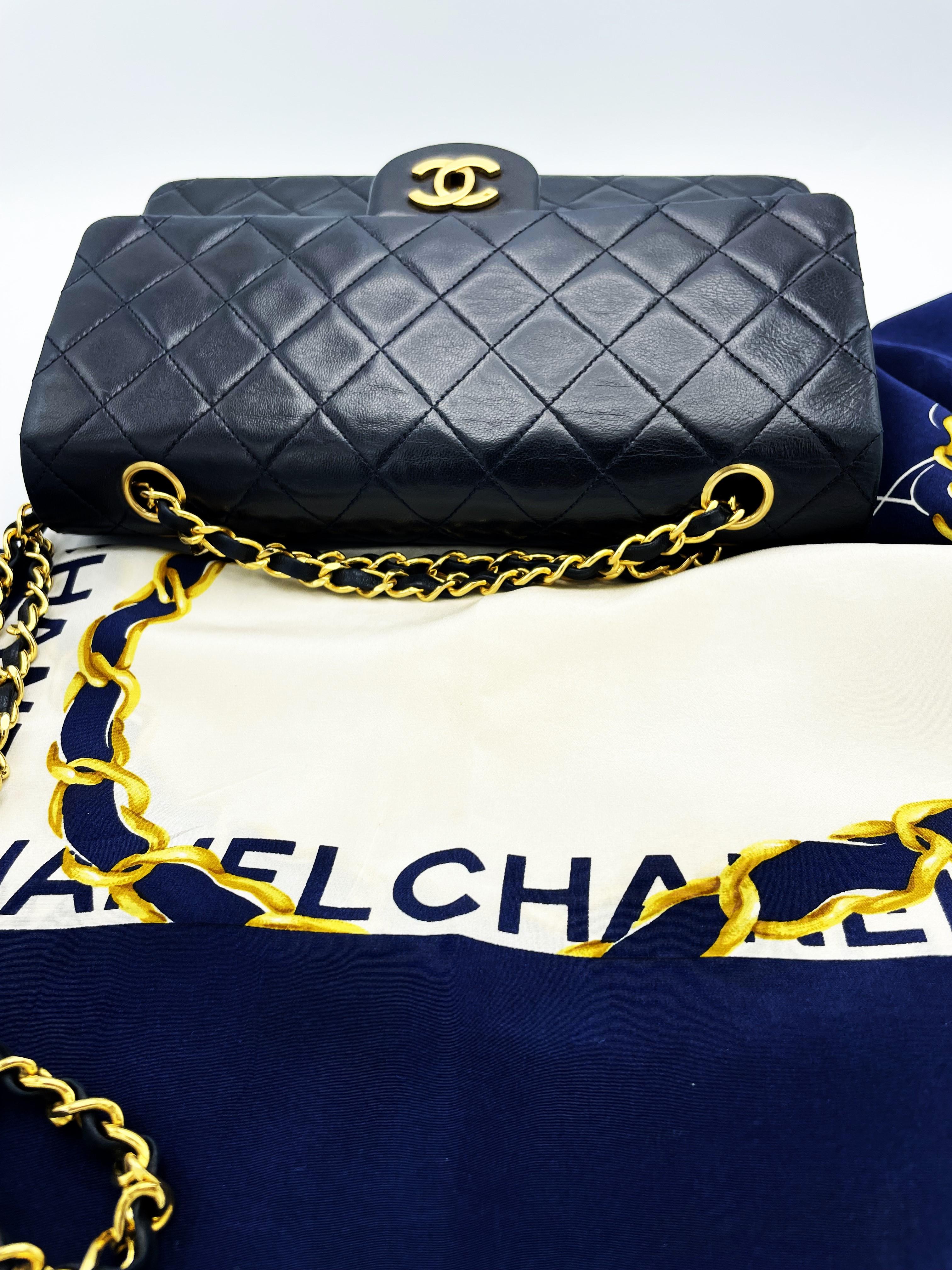 CHANEL CLASSIC 2.55 SAC À DOUBLE RABAT,  agneau matelassé marine, moyen 1985 en vente 3