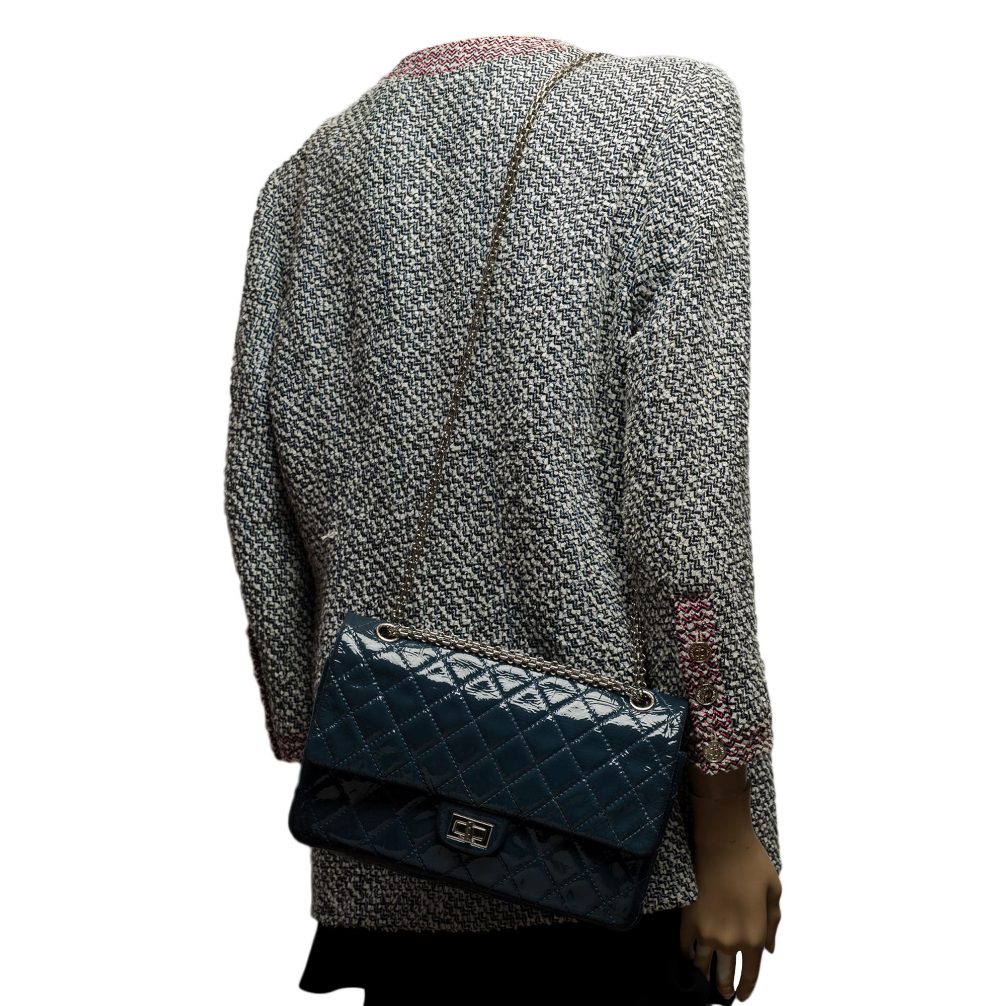 Borsa a tracolla Chanel Classic 2.55 con doppia patta in vernice trapuntata blu, SHW 6