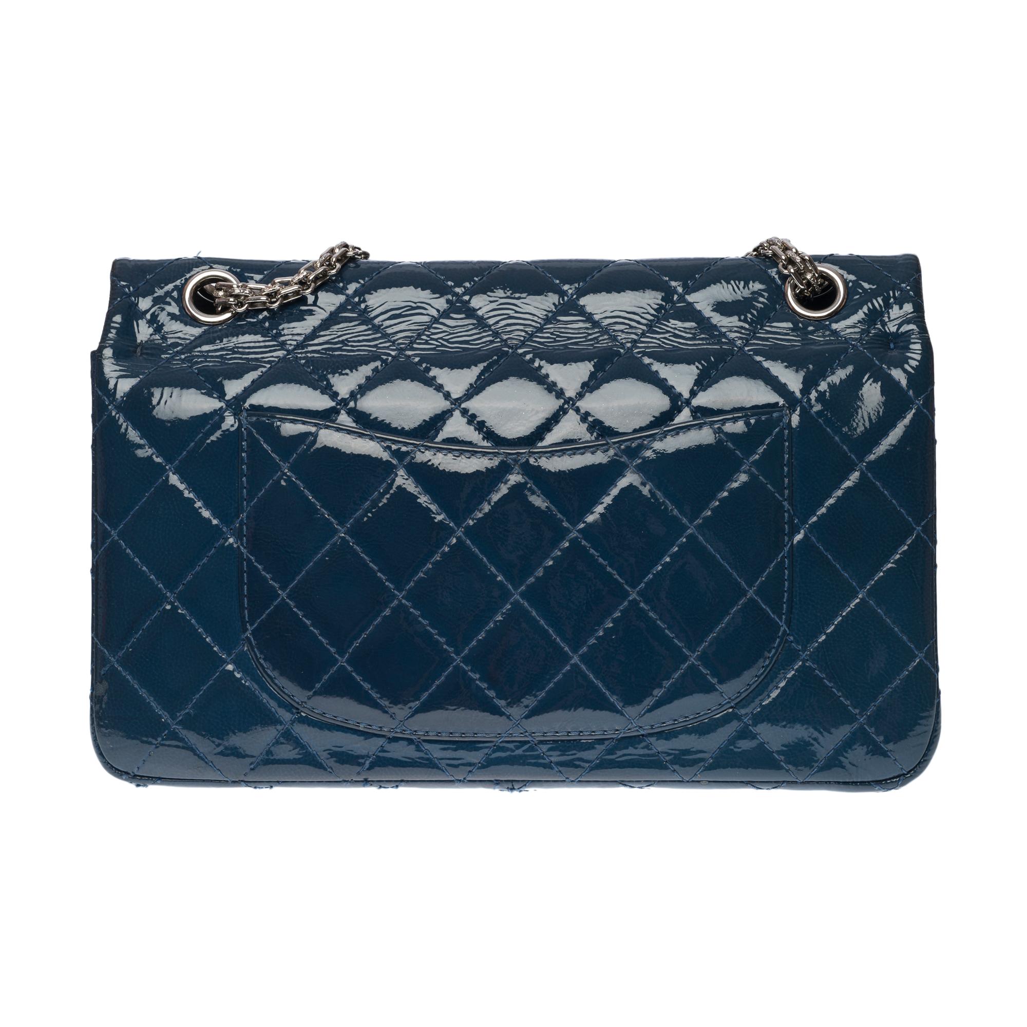 Splendid & Majestic Chanel Classic 2.55 double flap shoulder bag in blue patent quilted leather, silver metal hardware, a Mademoiselle chain handle in silver metal allowing a hand or shoulder or shoulder carry
 
Mademoiselle 2.55 closure in silver