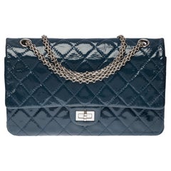 Borsa a tracolla Chanel Classic 2.55 con doppia patta in vernice trapuntata blu, SHW