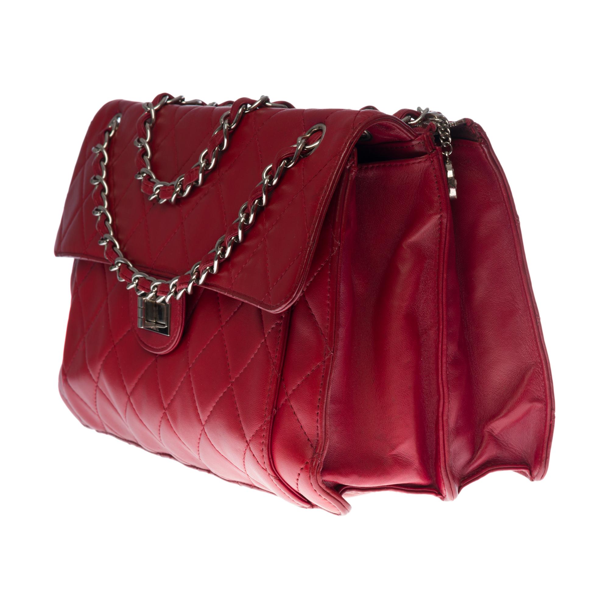Chanel Classic 2.55 Maxi shoulder bag in red quilted leather, SHW In Good Condition For Sale In Paris, IDF