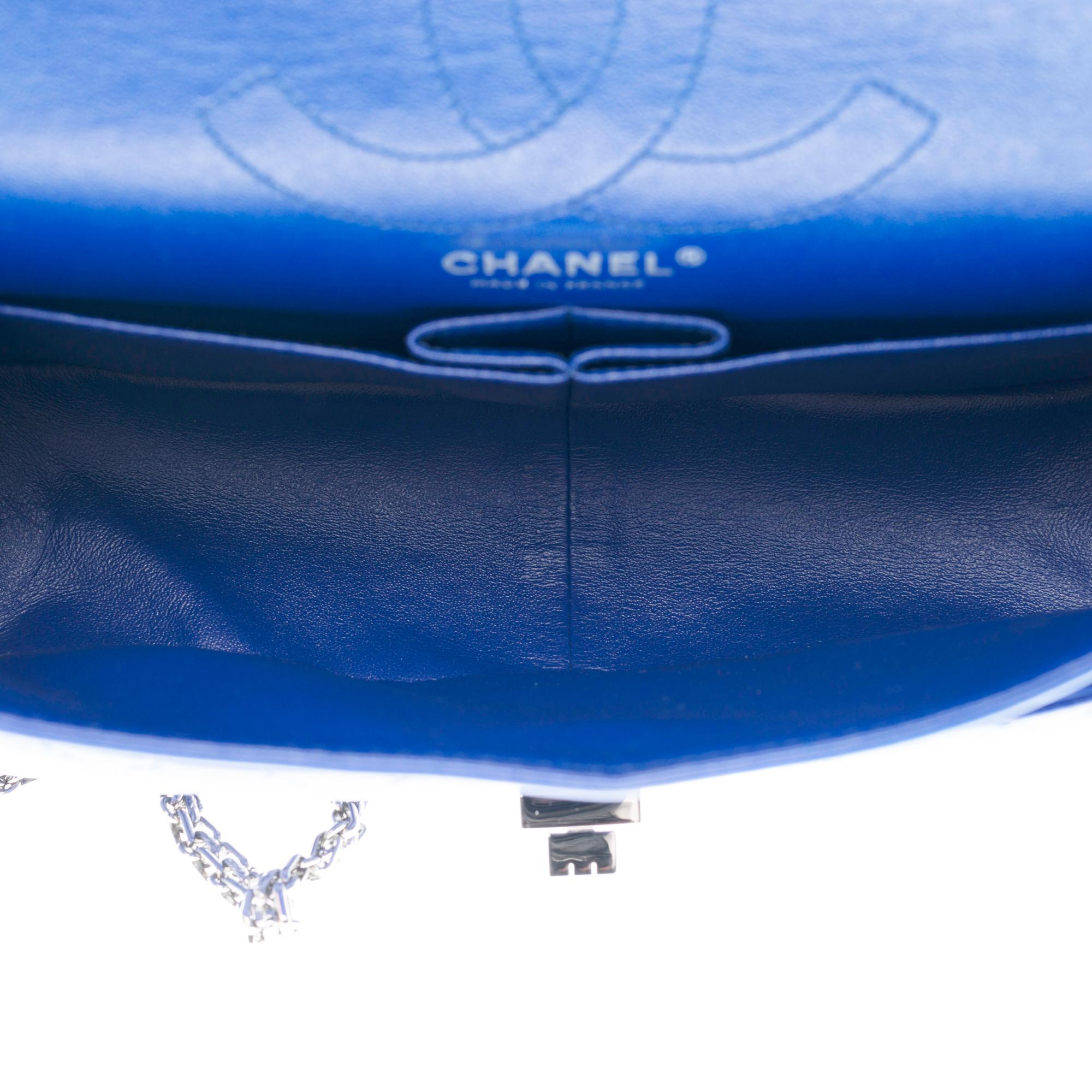 Chanel Classic 2.55 shoulder bag in electric blue quilted patent leather, SHW In New Condition In Paris, IDF