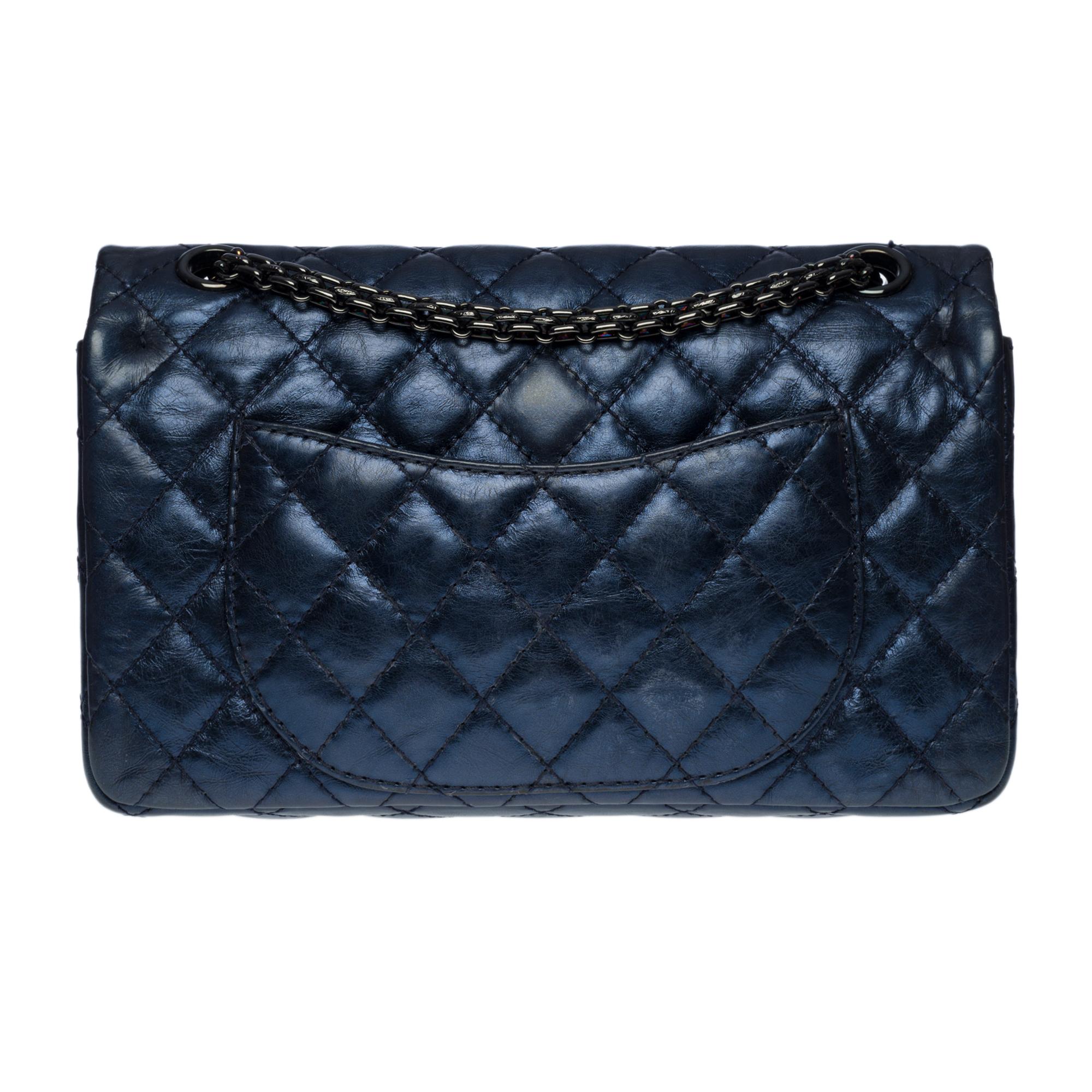 Splendid and Rare Chanel 2.55 flap shoulder bag in metallic blue iridescent quilted leather, black ruthenium metal hardware, a black ruthenium metal Mademoiselle chain handle allowing a shoulder and shoulder strap
Backpack pocket
Flap closure, 2.55
