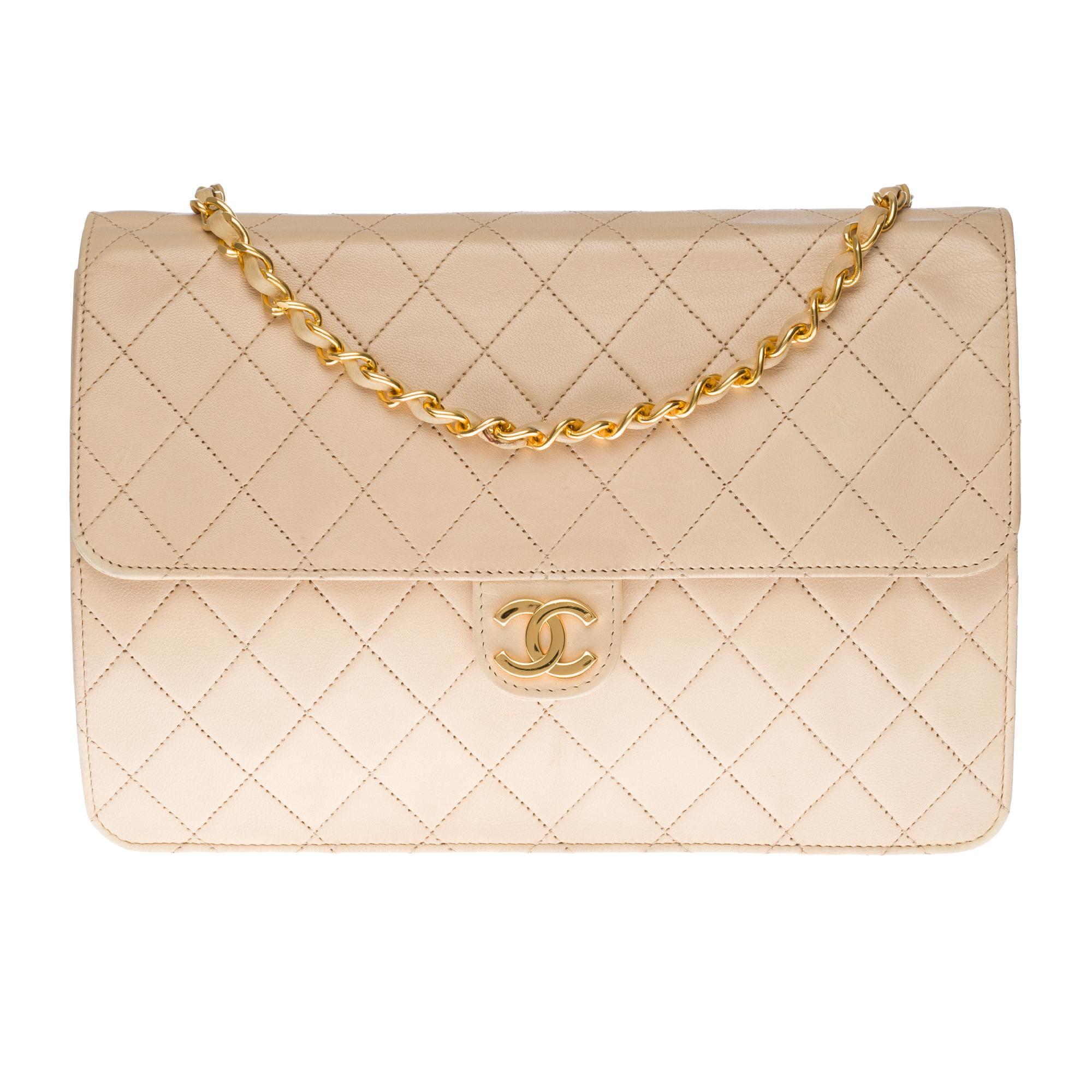 Chic Chanel Classique shoulder bag 25 cm in beige quilted lambskin leather, gold-tone metal hardware, a gold-tone metal chain handle intertwined with beige leather for a shoulder support .

Gilded metal logo closure on flap.
Lining in beige leather,