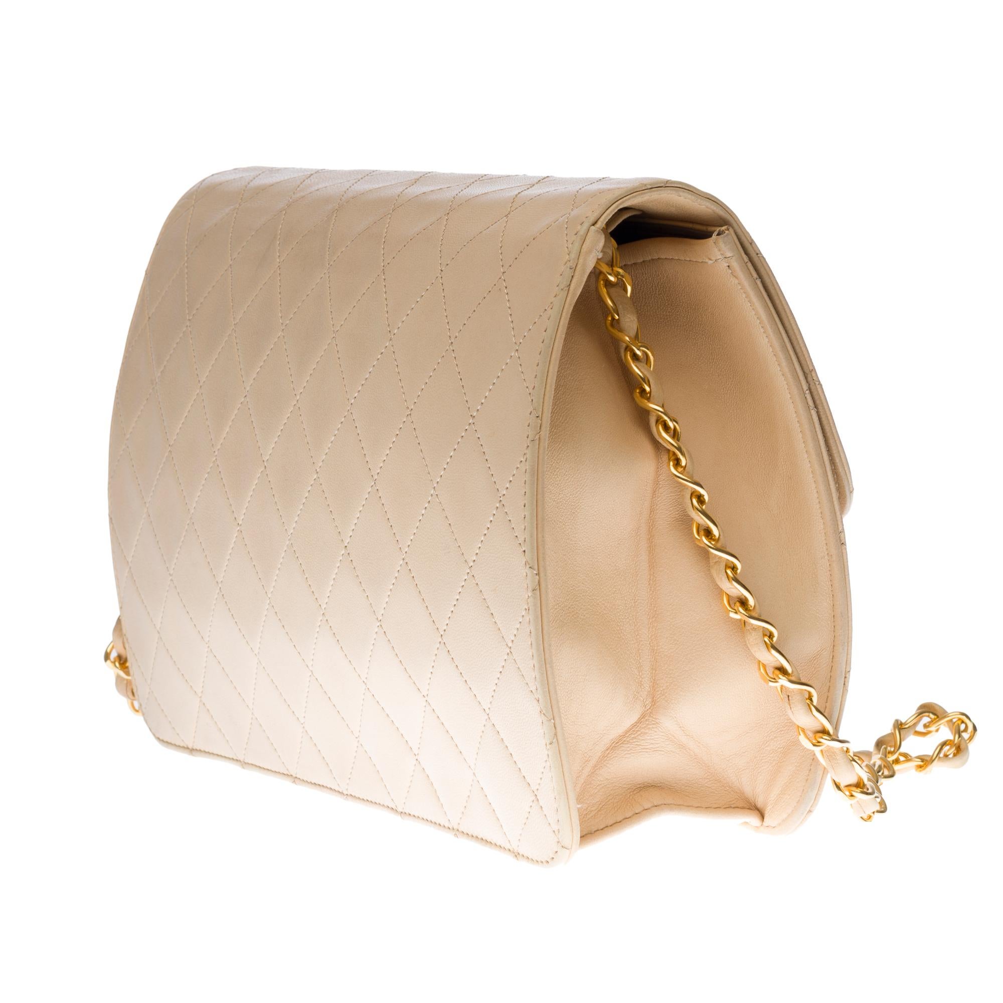 Chanel Classic 25cm shoulder bag in beige quilted lambskin and gold hardware In Good Condition In Paris, IDF