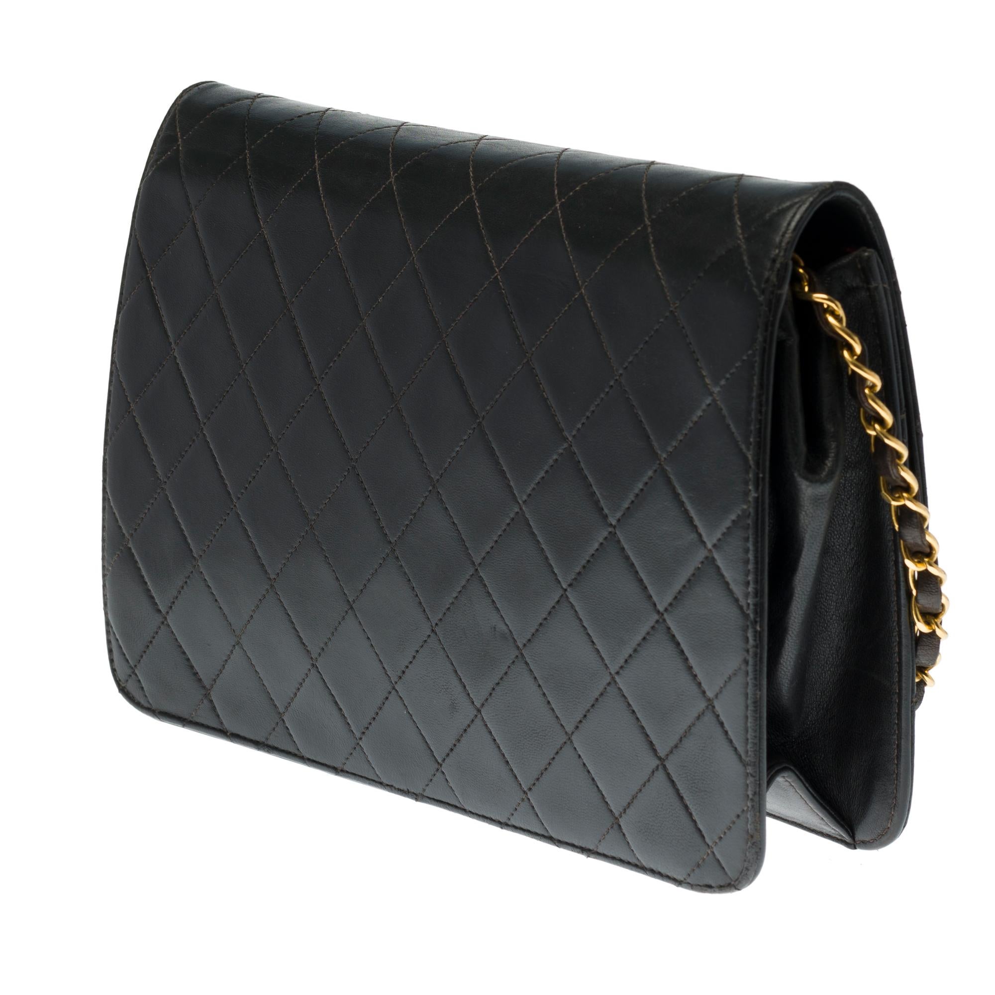 Chanel Classic 25cm shoulder bag in black quilted lambskin and gold hardware In Good Condition In Paris, IDF