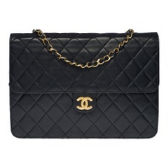 Chanel Classic 25cm shoulder bag in black quilted lambskin and gold hardware