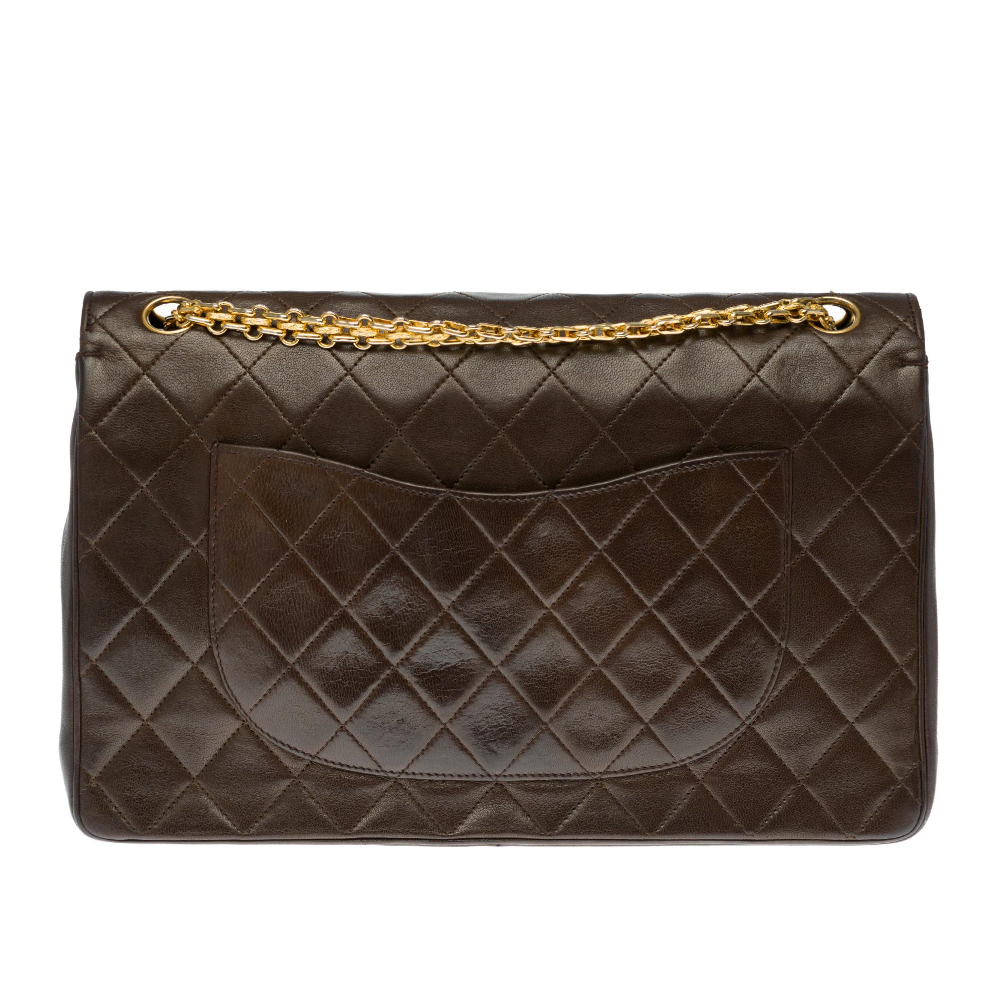 Rare Chanel Timeless 27cm two-tone handbag with double flap in brown quilted lambskin leather trimmed in gold metal, a Mademoiselle chain handle in gold metal allowing a hand or shoulder support.

Closure with gold metal flap.
A patch pocket on the