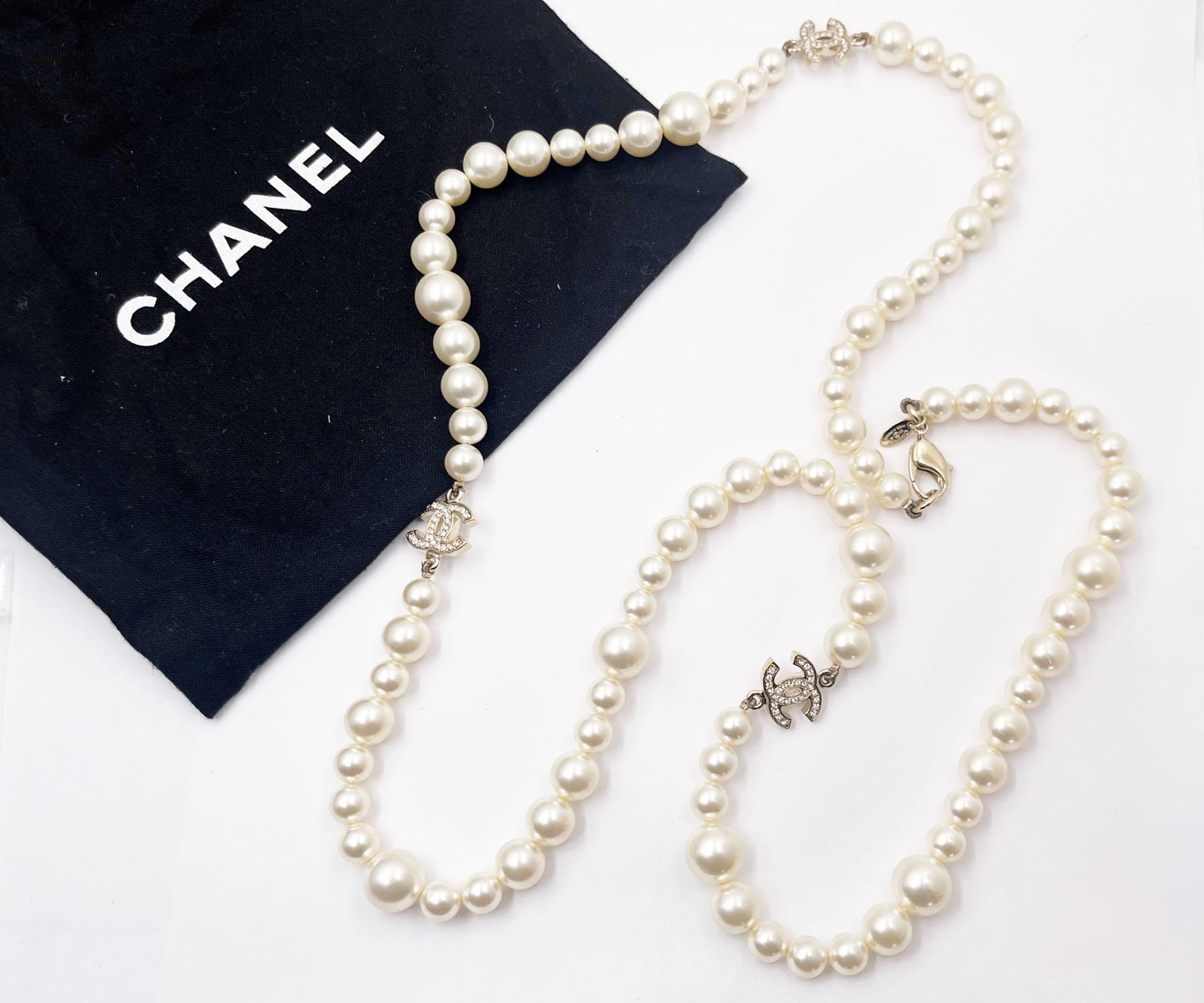 Chanel Classic 3 Gold CC Crystal Long Pearl Necklace

*Marked 10
*Made in France
*Comes with original dustbag

-It is approximately 36