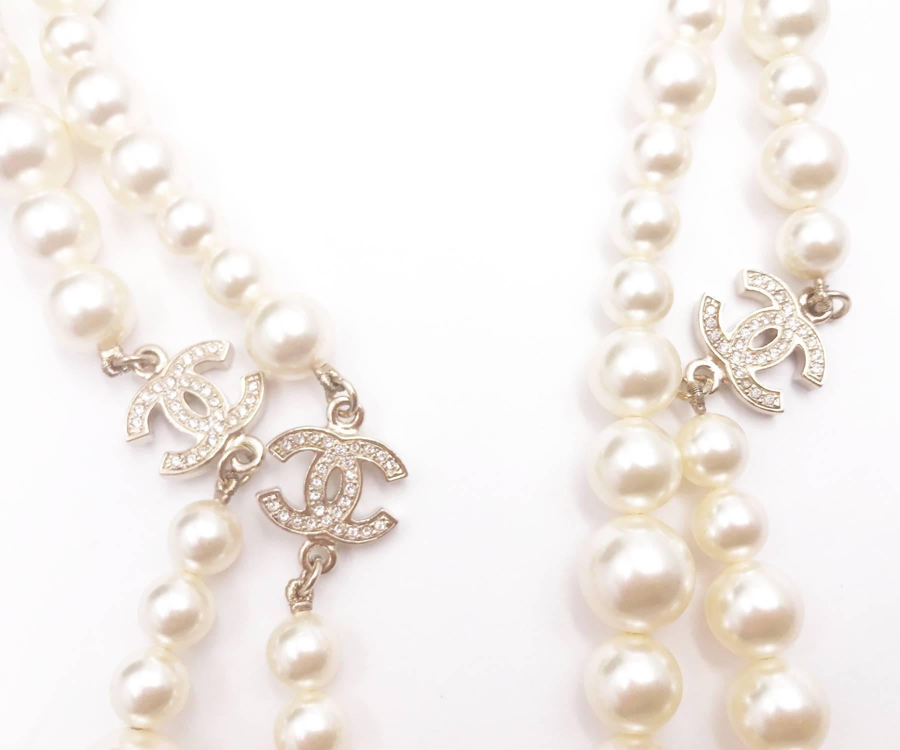 Chanel Classic 3 Oro CC Collana lunga di cristalli e perle In condizioni buone in vendita a Pasadena, CA