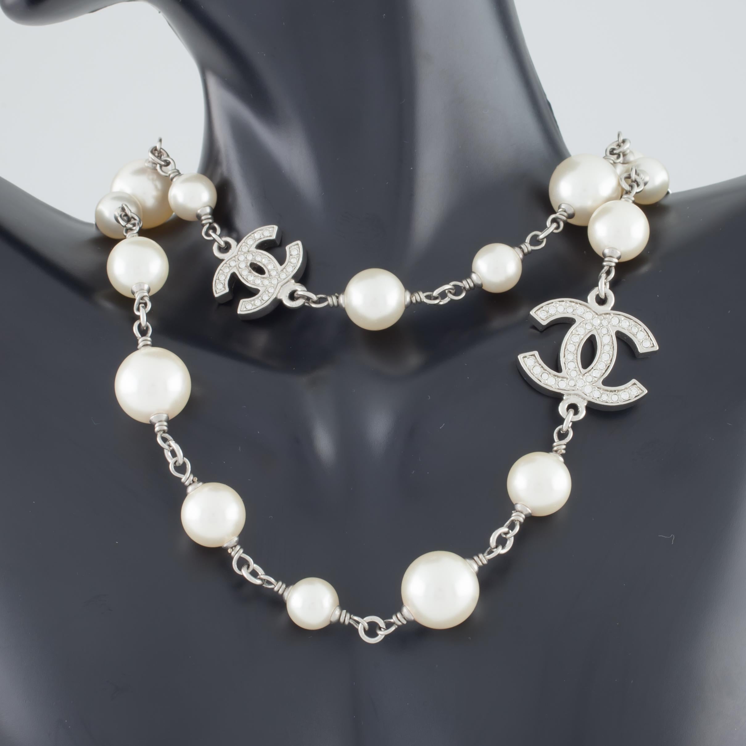 Chanel Klassische lange Perlenkette mit 5 CC Silber Kristall Logos im Zustand „Hervorragend“ in Sherman Oaks, CA