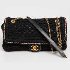 CHANEL Klassische Tasche aus schwarzer gehäkelter Wolle
