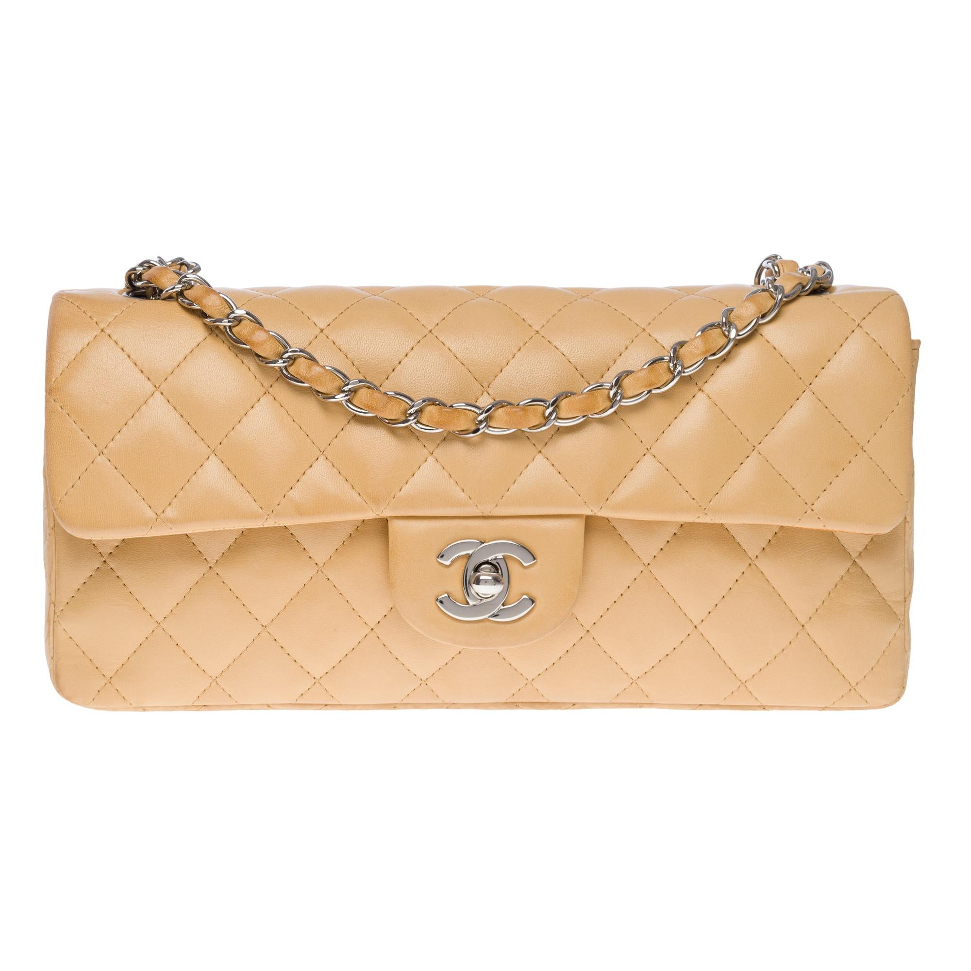 Gorgeous Chanel Baguette shoulder flap bag in beige quilted lambskin leather, silver metal hardware, silver metal chain interlaced with beige leather for a hand or shoulder carry

Flap closure, CC logo clasp in silver metal
Single flap
Beige leather