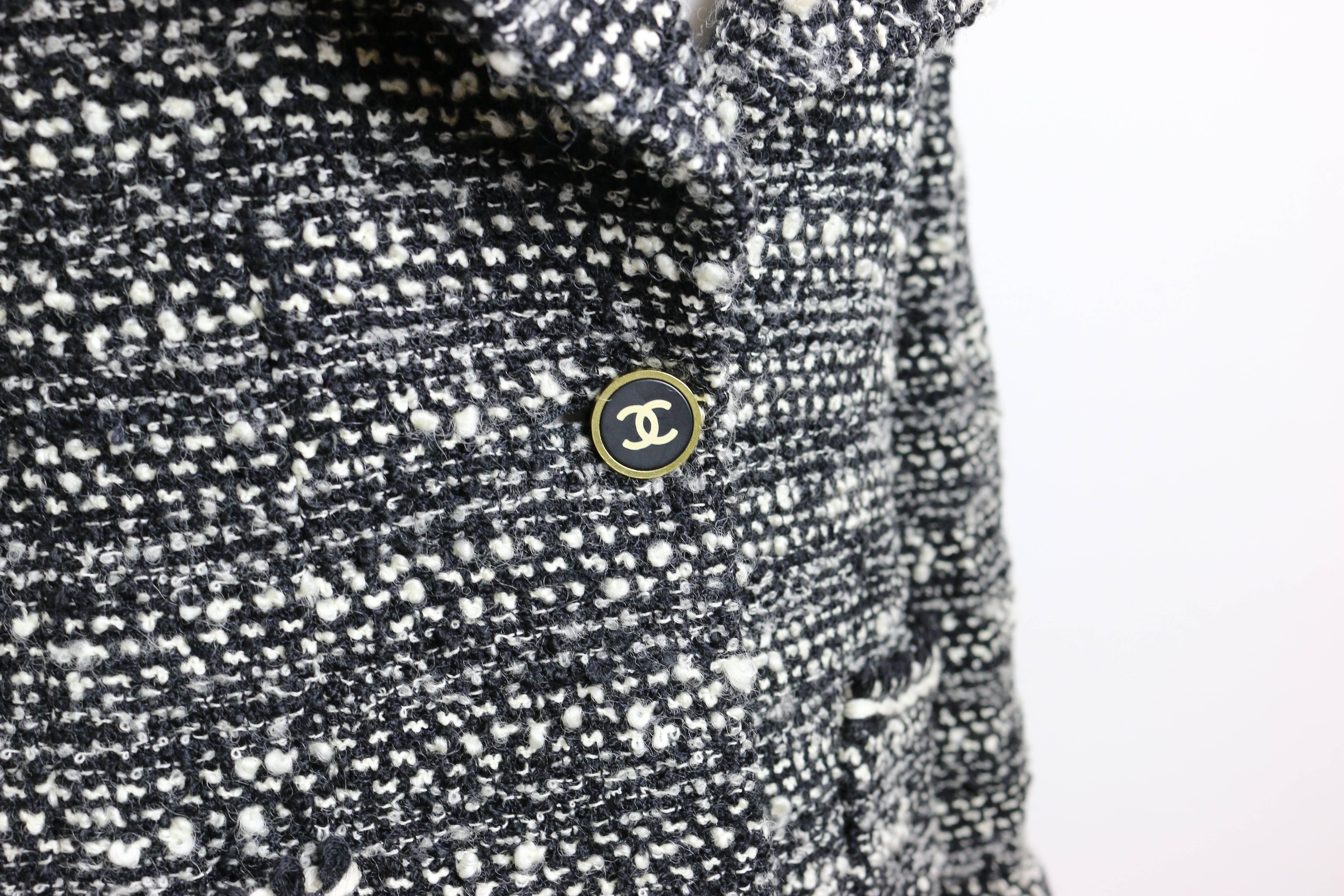 Chanel Classic Tweedjacke aus schwarzer und weißer Wolle (Schwarz) im Angebot