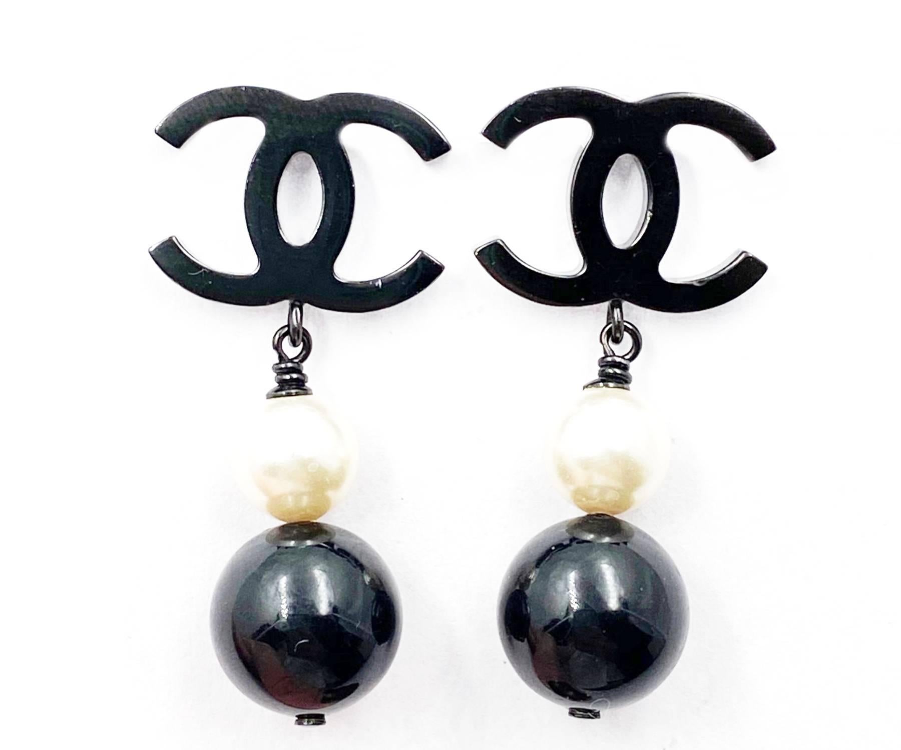 Chanel Classic Schwarz CC Perle Schwarz Bead Dangle Lang Piercing Ohrringe

*Markierung 14
*Hergestellt in Italien
*Wird mit der Originalverpackung und dem Etui geliefert.

-Sie ist ungefähr 1,5