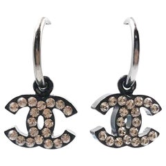 Boucles d
oreilles Chanel Classic Black CC Shiny Silver Crystal Dangle Hoop Pierce