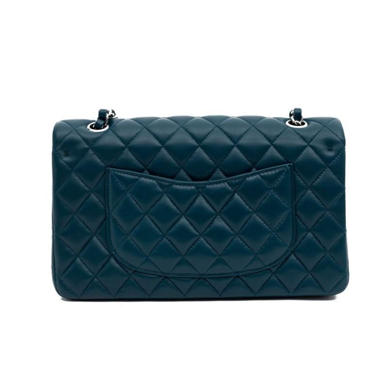 Iconic bag from the Maison Chanel imagined by Gabrielle Chanel and reinterpreted by Karl Lagerfeld. It can be worn both during the day with jeans and in the evening in a dress. Double flap stitched with a double CC, hiding many pockets. The finishes