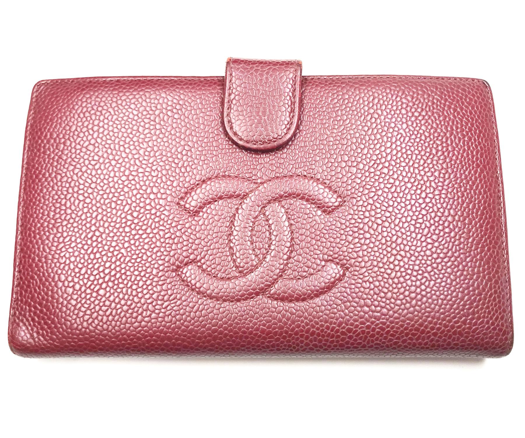 Chanel Classic Burgundy Caviar Bi Fold Long Wallet

* 710xxxx
* Made in France
* Comes with original box

-Approximately 7″x 4″
-Great for everyday wear
-Some very light rubbing at the corners
-Lining wear
-Tarnishing hardware

We confirm order