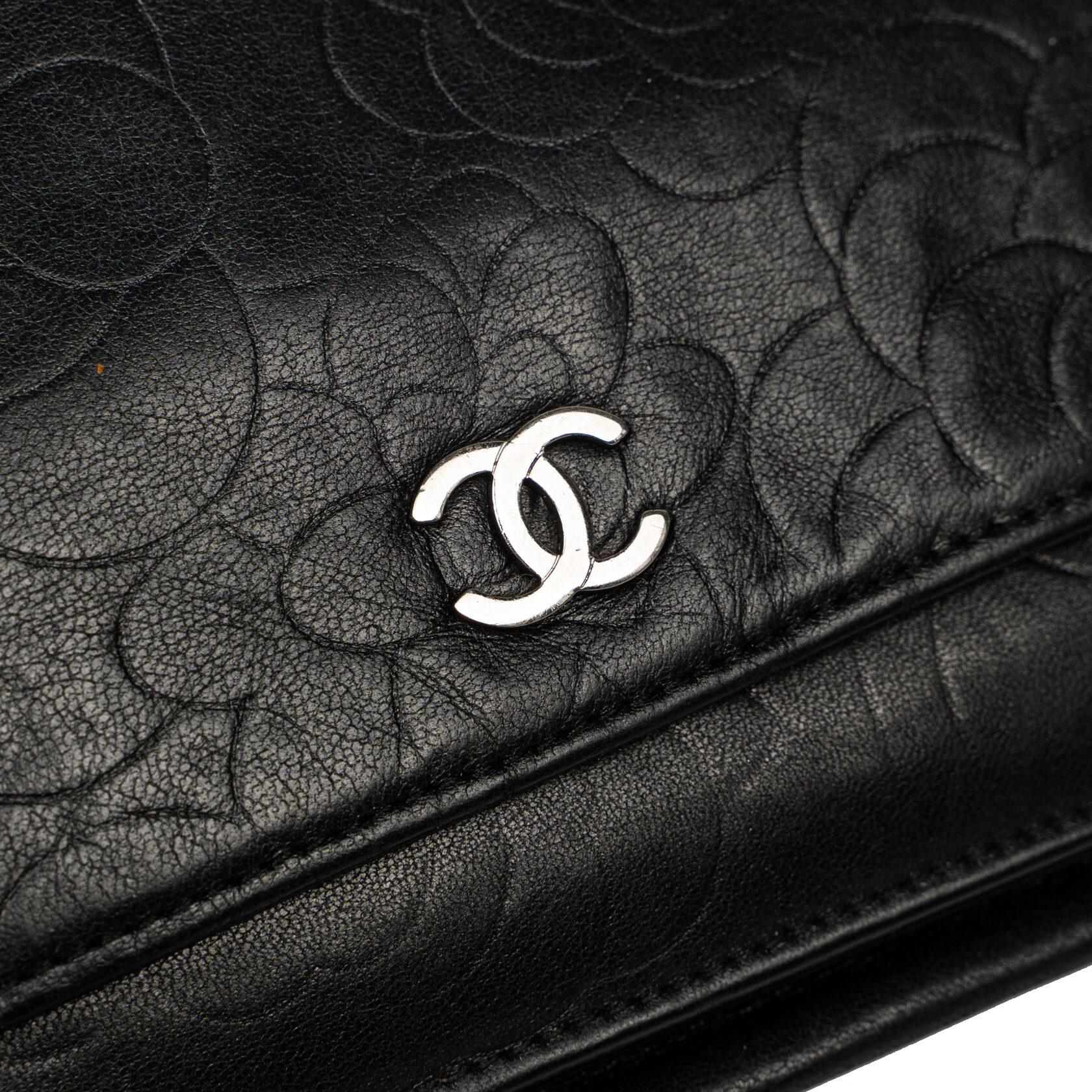 Portefeuille classique Chanel Camélia sur chaîne (WOC) en vente 11
