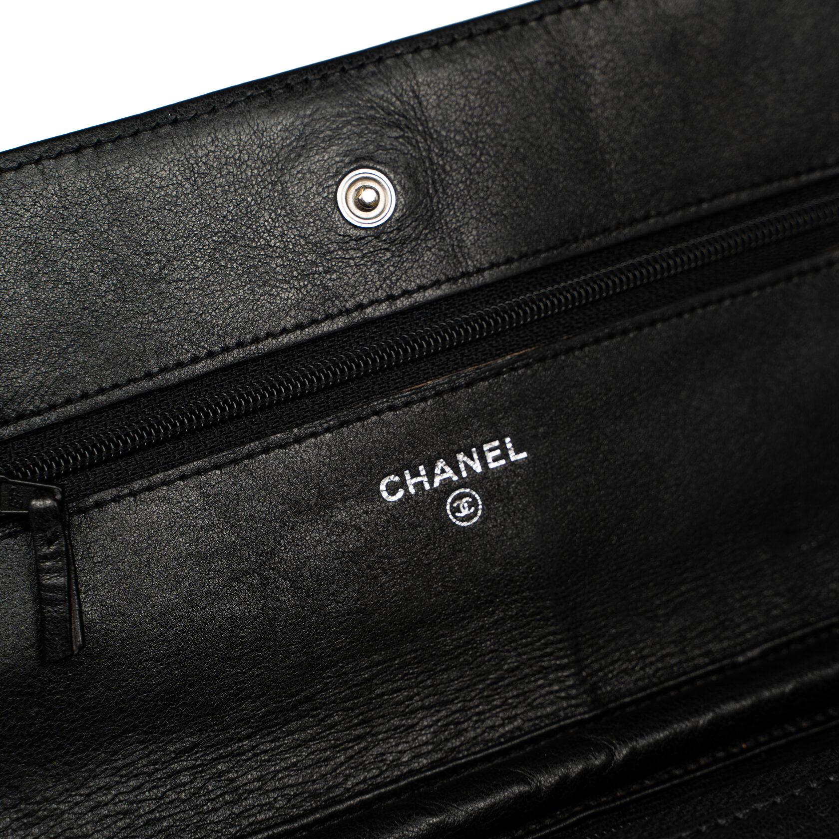 Portefeuille classique Chanel Camélia sur chaîne (WOC) en vente 13