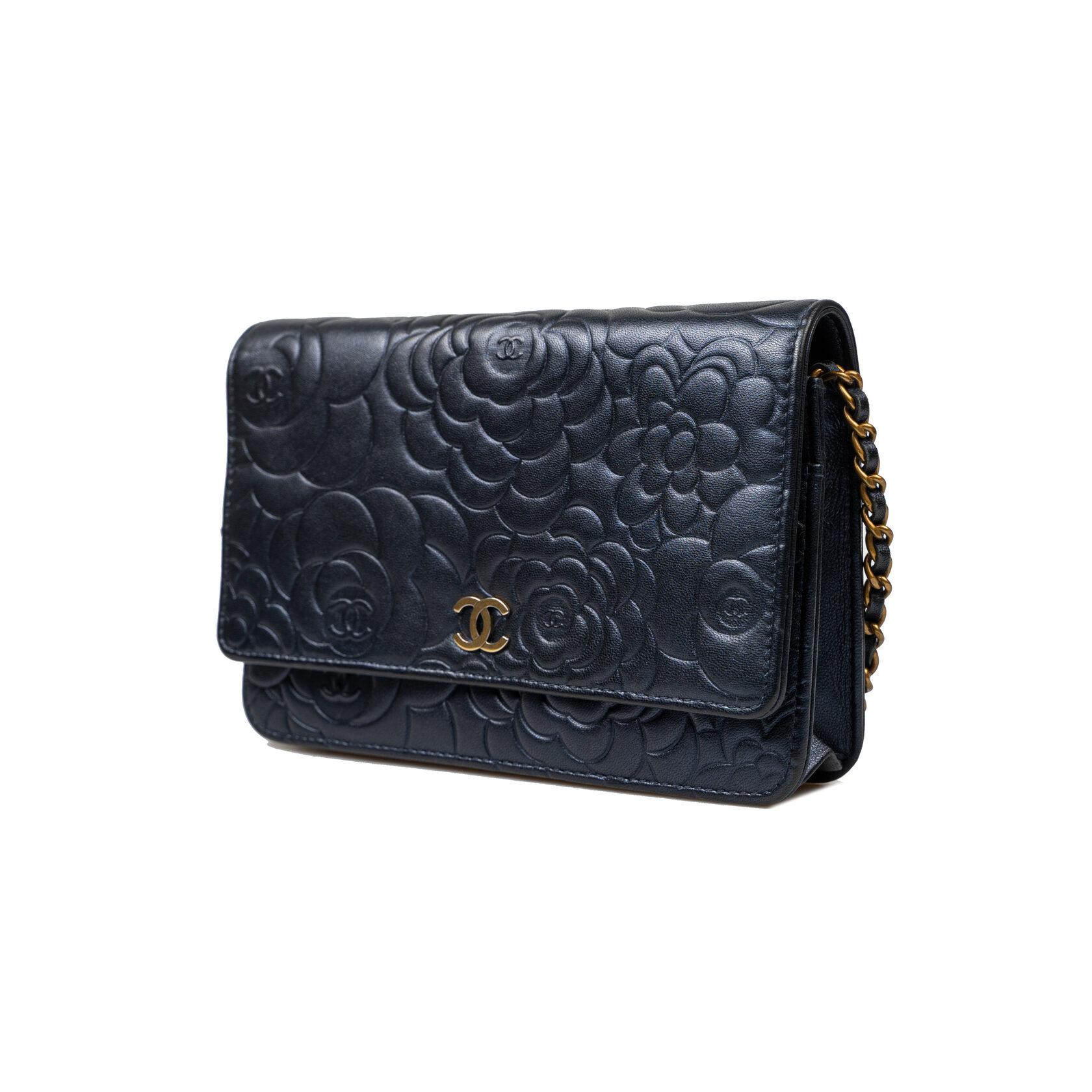 Chanel Klassische Kamelie Brieftasche an Kette (WOC) im Angebot 13