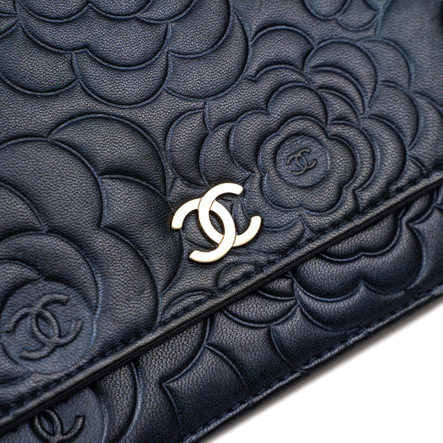 Chanel Klassische Kamelie Brieftasche an Kette (WOC) (Schwarz) im Angebot
