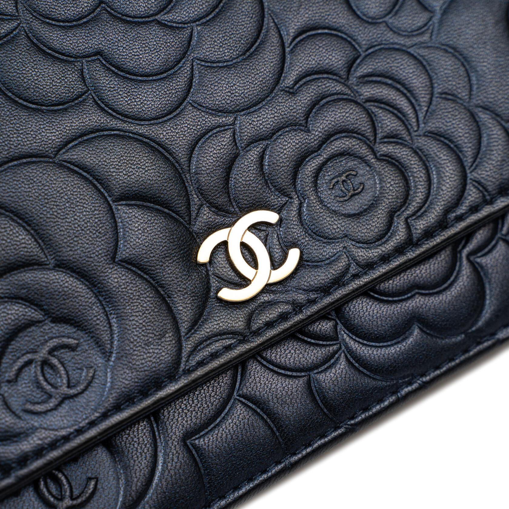 Noir Portefeuille classique Chanel Camélia sur chaîne (WOC) en vente