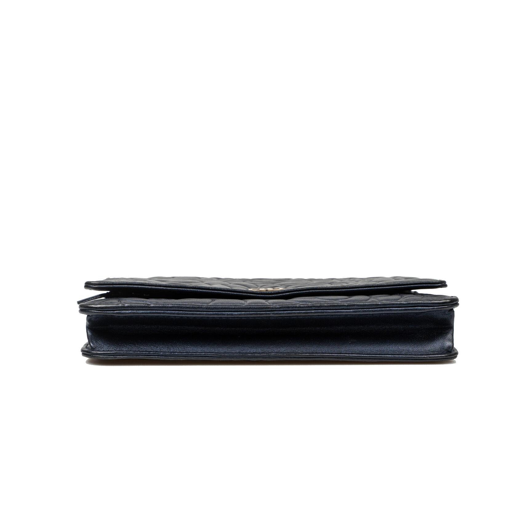 Chanel Klassische Kamelie Brieftasche an Kette (WOC) im Zustand „Gut“ im Angebot in Dover, DE