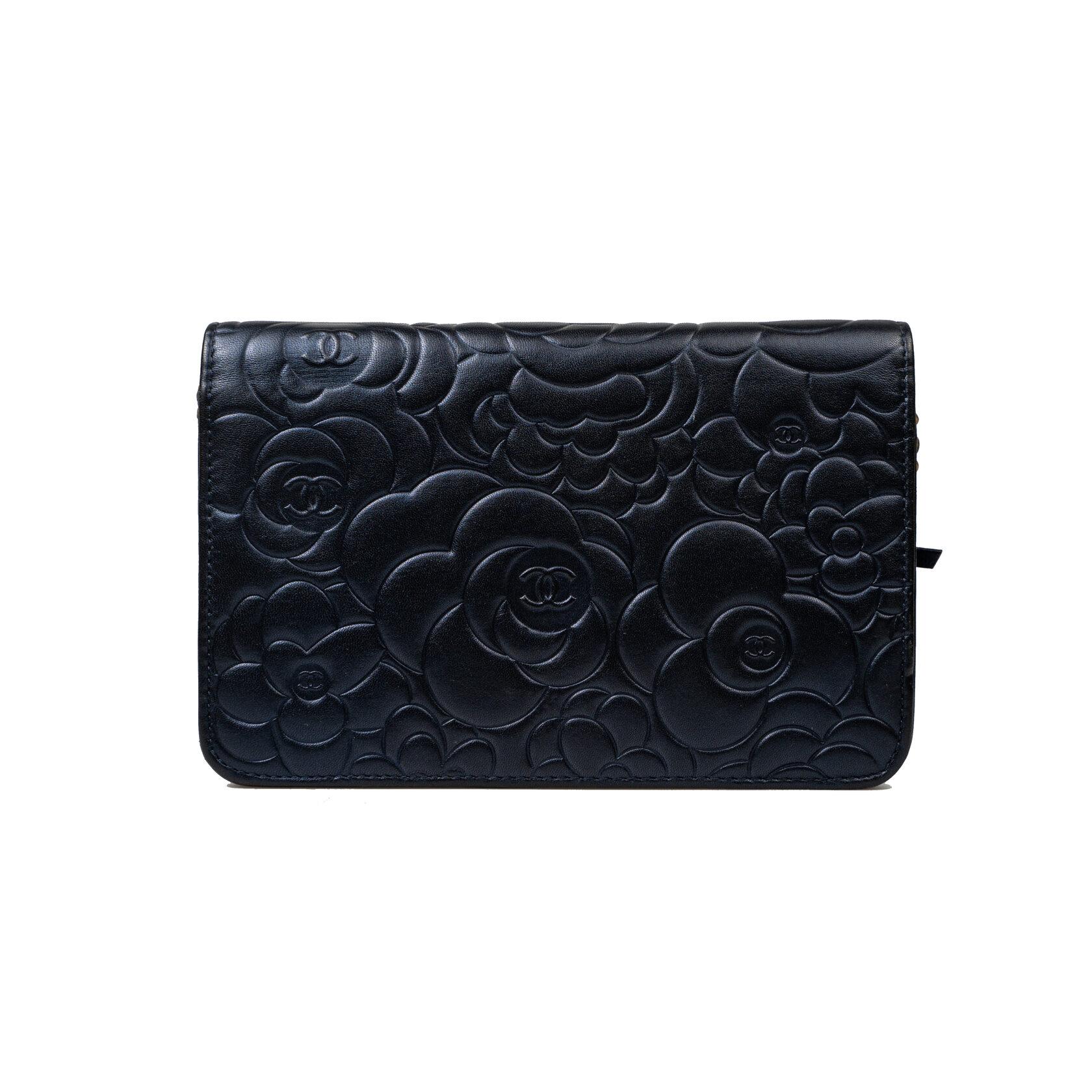 Portefeuille classique Chanel Camélia sur chaîne (WOC) en vente 3