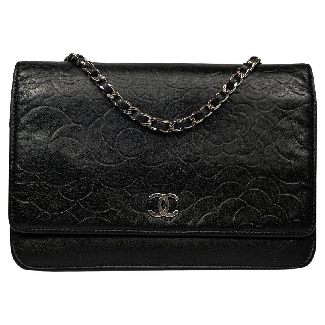 Portefeuille classique Chanel Camélia sur chaîne (WOC) en vente