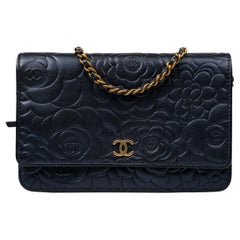 Portefeuille classique Chanel Camélia sur chaîne (WOC)