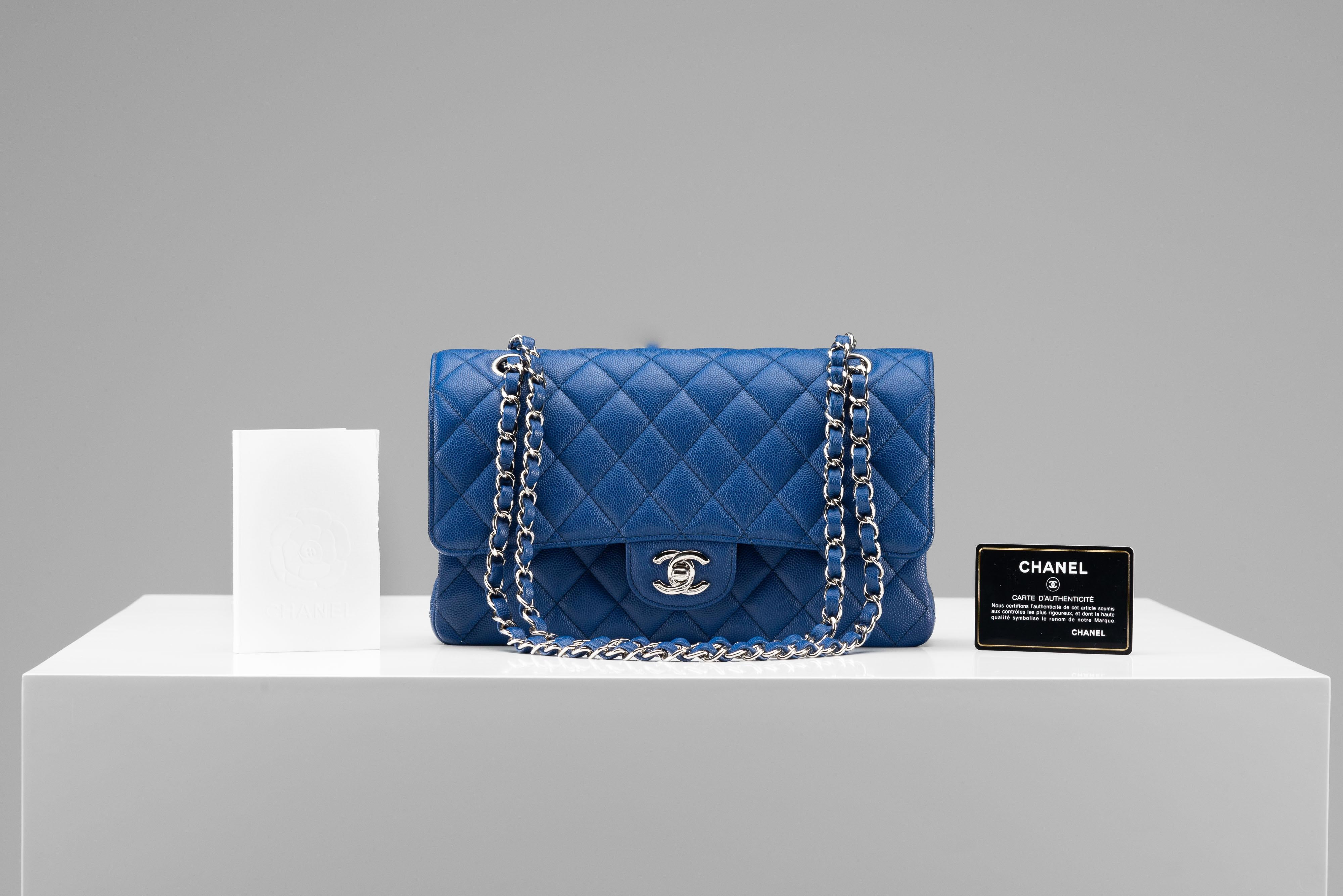 From the collection of SAVINETI we offer this Chanel Classic Flap Medium:

- Brand: Chanel
- Model: Classic Double Flap Medium
- Color: Blue
- Year: 2018
- Condition: Excellent
- Materials: Caviar leather, silver-color hardware
- Extras: