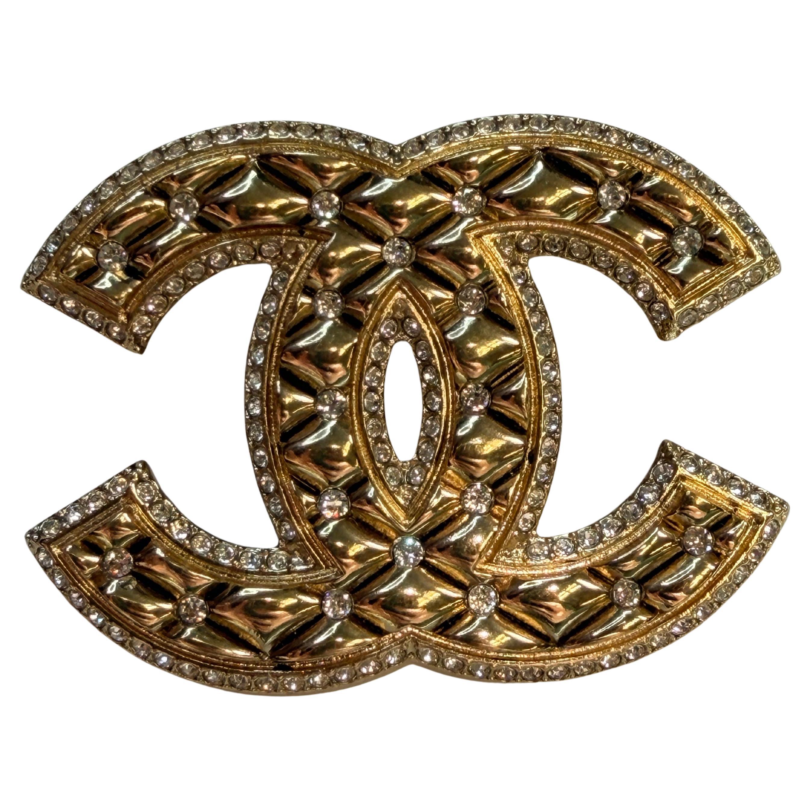 Broche Chanel Classic CC con metal dorado y cristales Swarovski A23C en venta