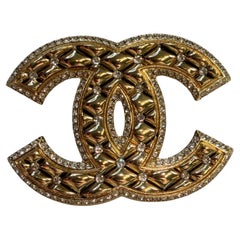 Spilla Chanel Classic CC con metallo placcato oro e cristalli Swarovski A23C