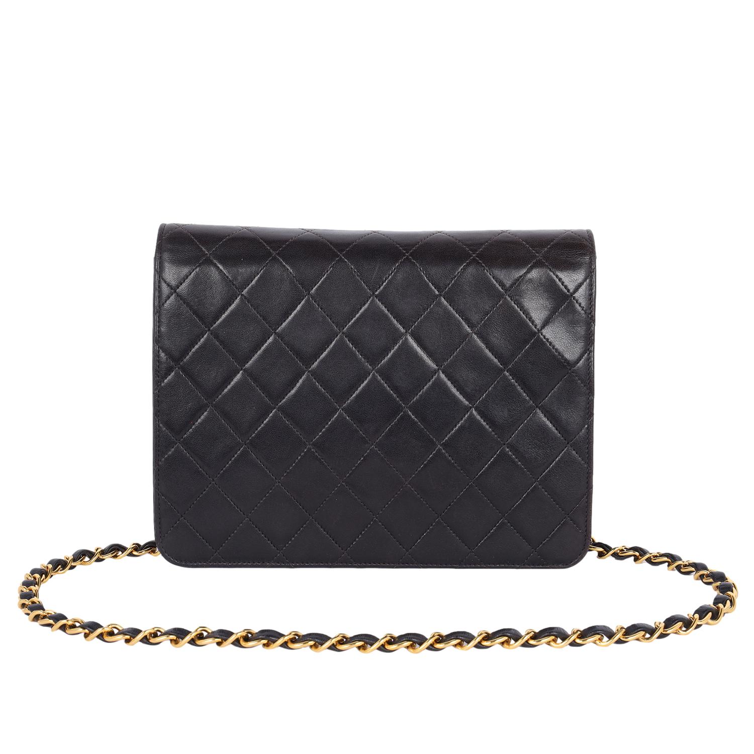 Chanel Classic CC Borsa a tracolla in pelle di agnello con patta frontale Nero in vendita 3