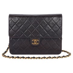 Chanel Classic CC Bolso con solapa frontal de piel de cordero Negro