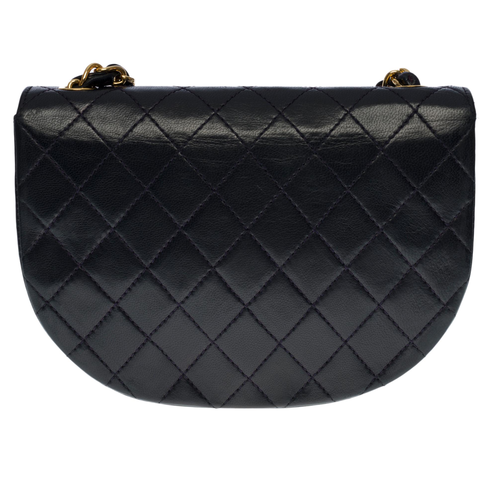 Amazing Chanel Classic Mini flap bag in navy blue quilted lambskin leather, gold-plated hardware, a gold-plated metal chain handle interlaced with navy blue leather for a shoulder and shoulder strap
Flap closure, gold CC logo clasp
Bordeaux leather