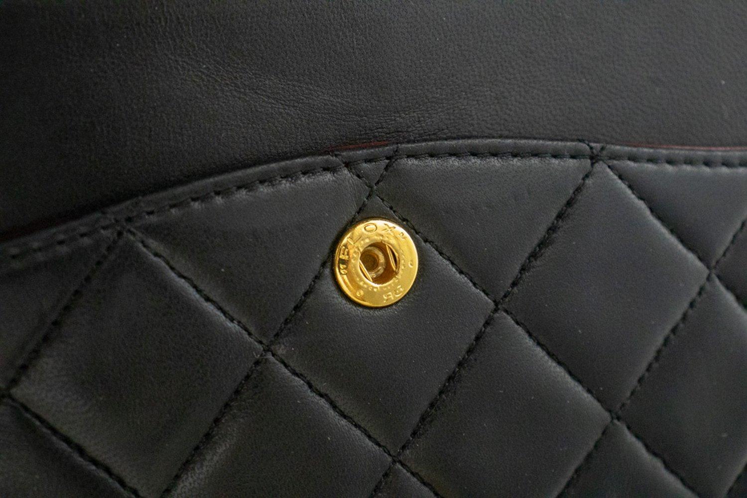 CHANEL Sac à bandoulière classique à double rabat avec chaîne de 10 pouces en cuir d'agneau noir en vente 11