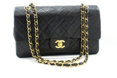 CHANEL Klassische Umhängetasche aus Lammfell mit doppelter Klappe und 10" Kette