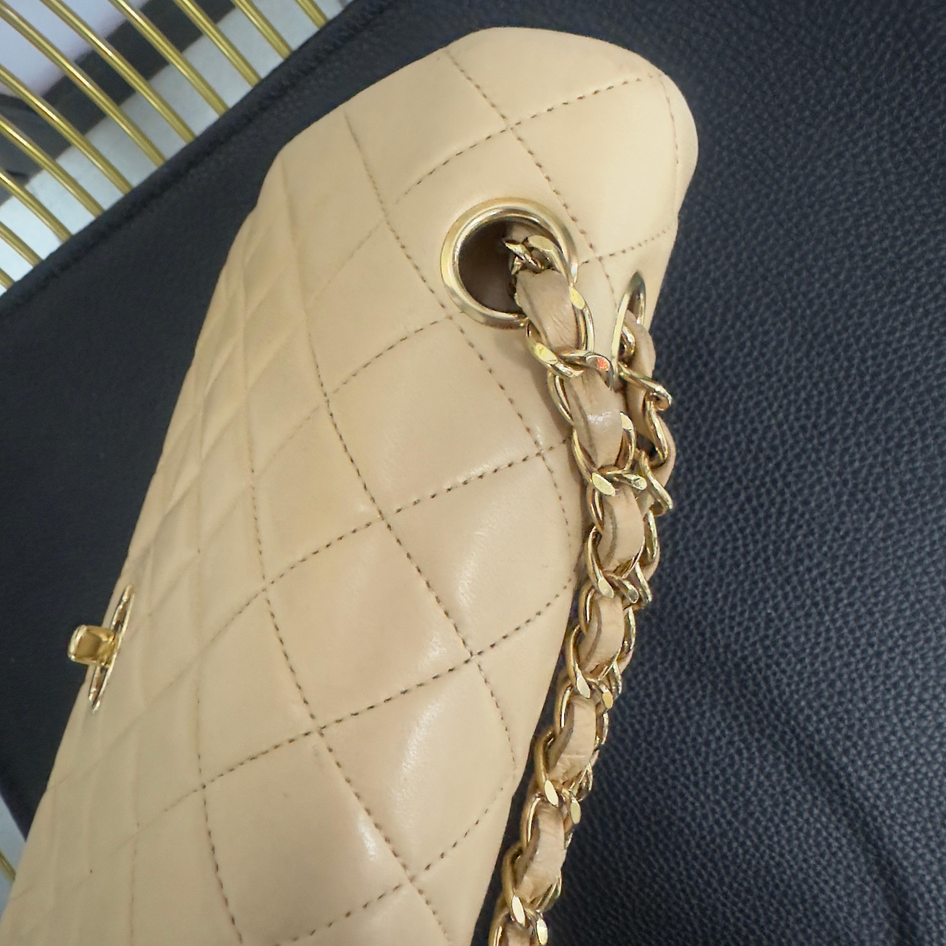 Chanel Classic Double Flap 25 cm en cuir d'agneau beige, avec des accessoires dorés en vente 5