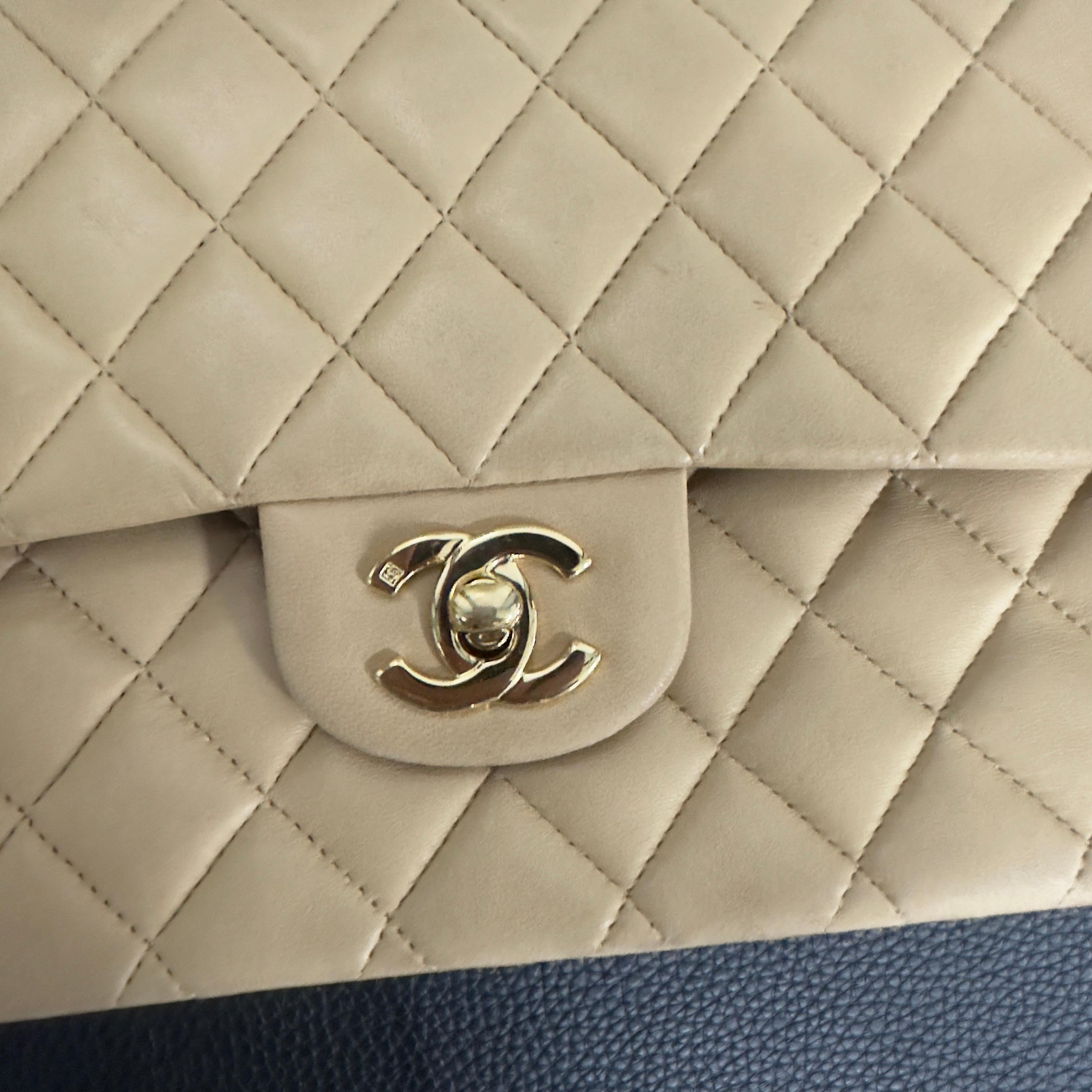 Chanel Classic Double Flap 25 cm en cuir d'agneau beige, avec des accessoires dorés en vente 6