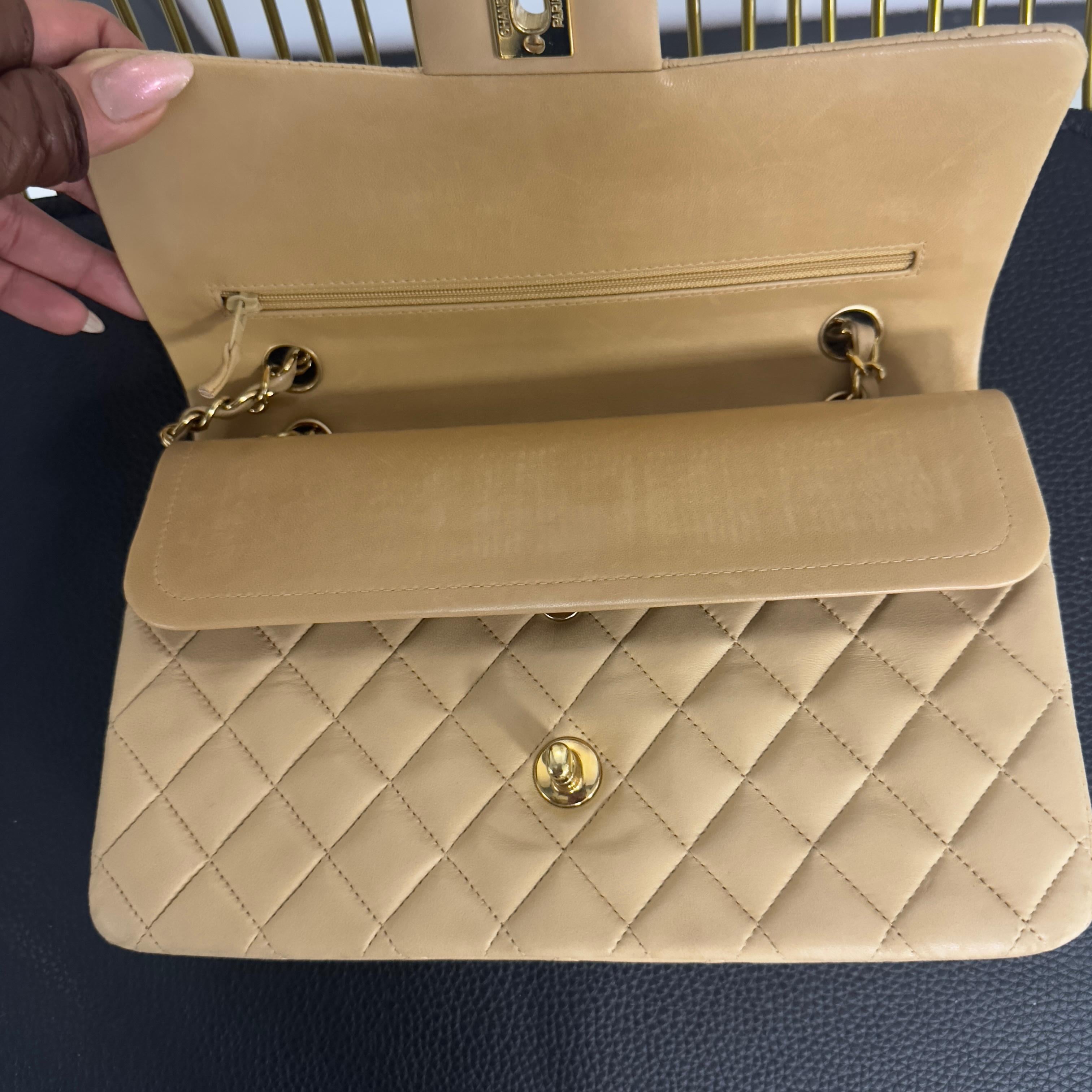 Chanel Classic Double Flap 25 cm en cuir d'agneau beige, avec des accessoires dorés en vente 7