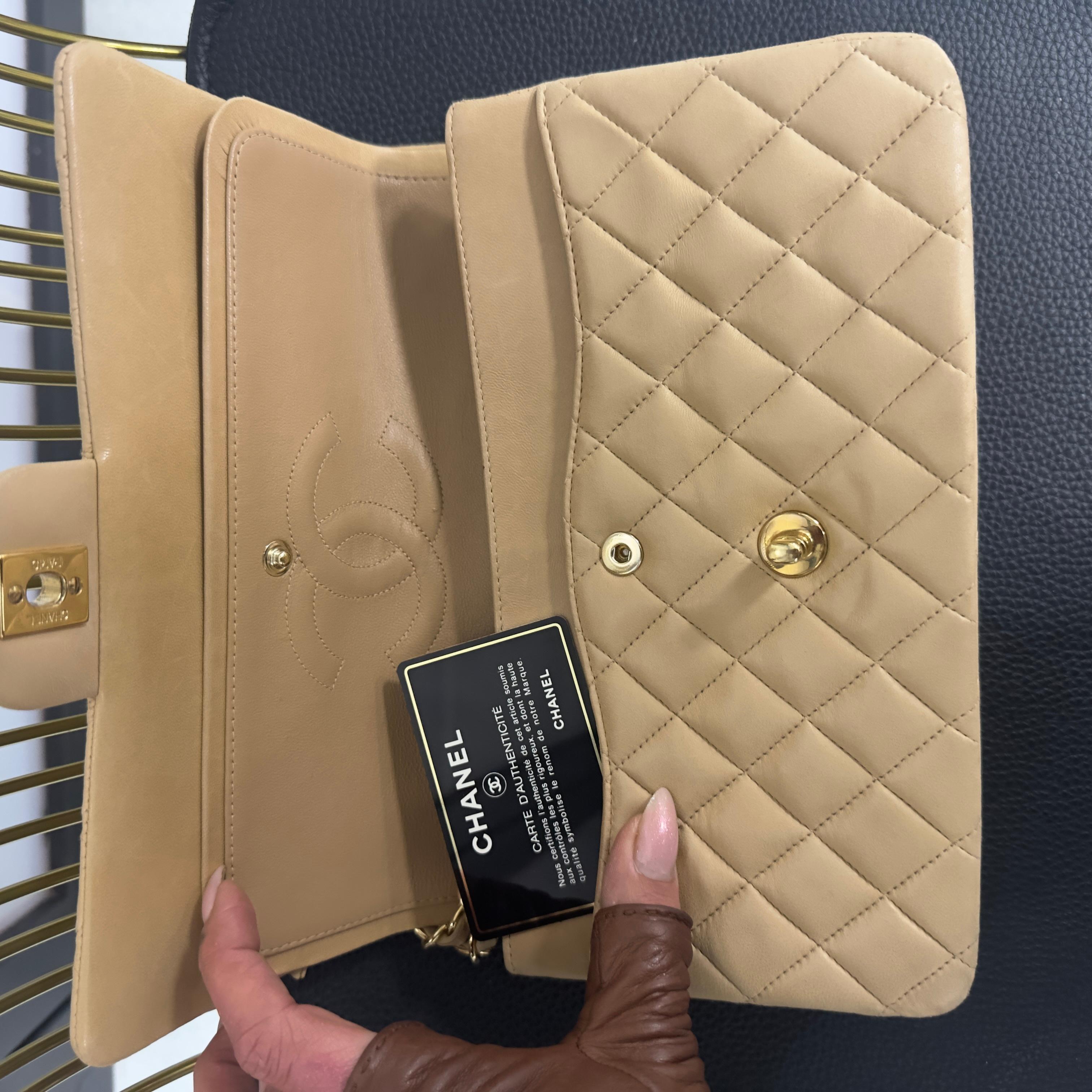 Chanel Classic Double Flap 25 cm en cuir d'agneau beige, avec des accessoires dorés en vente 8