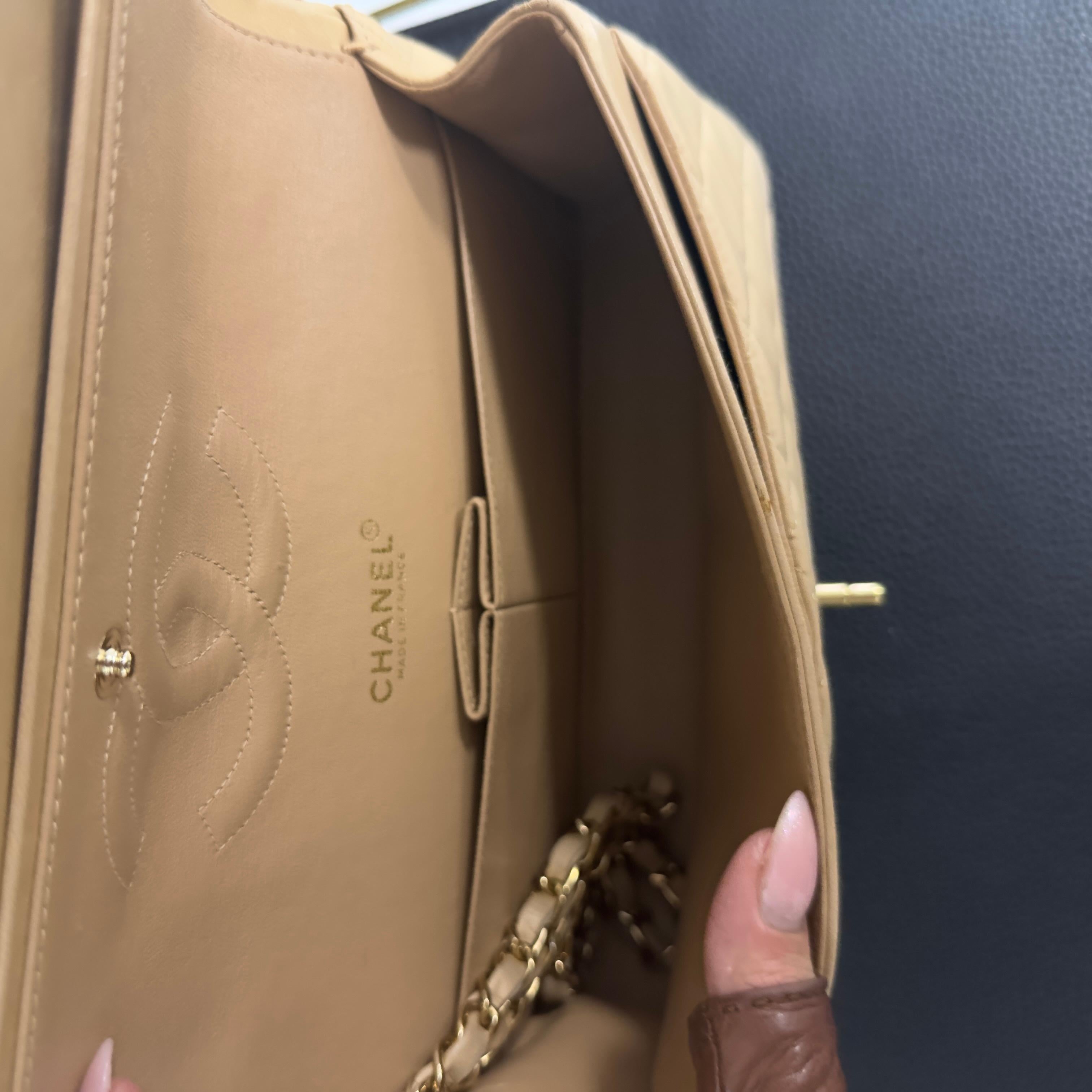 Chanel Classic Double Flap 25 cm en cuir d'agneau beige, avec des accessoires dorés en vente 9