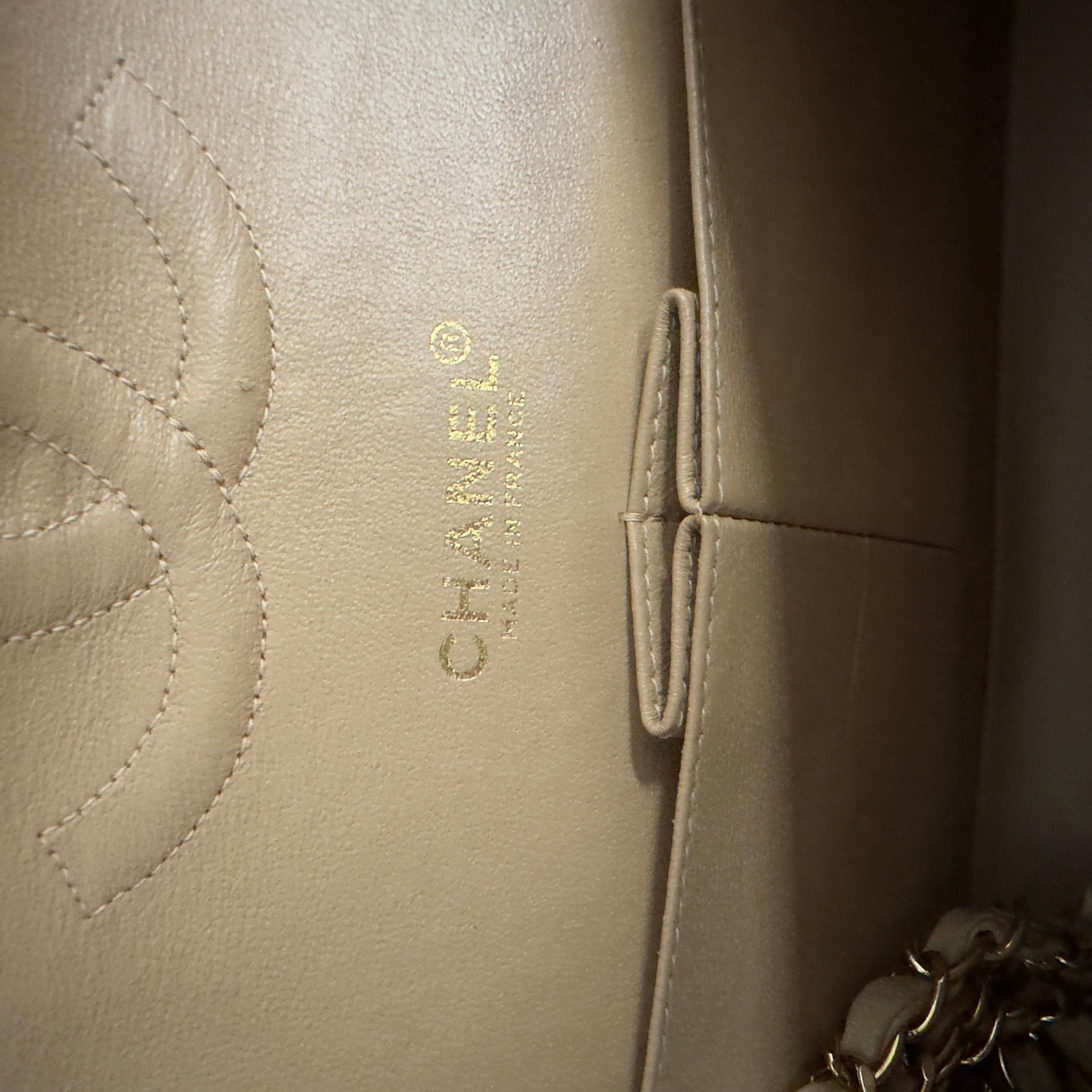 Chanel Classic Double Flap 25 cm en cuir d'agneau beige, avec des accessoires dorés en vente 10