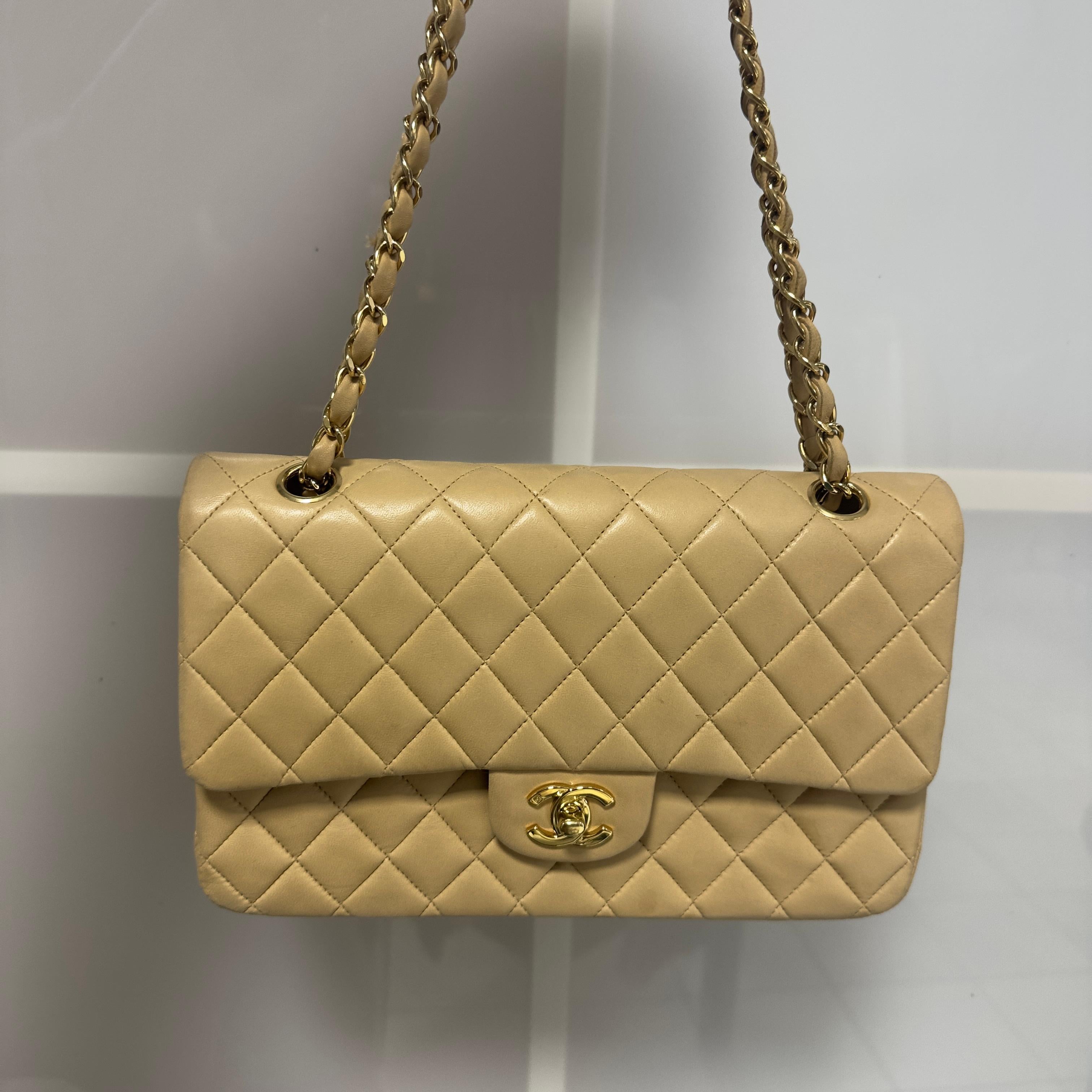 Chanel Classic Double Flap 25 cm en cuir d'agneau beige, avec des accessoires dorés en vente 11