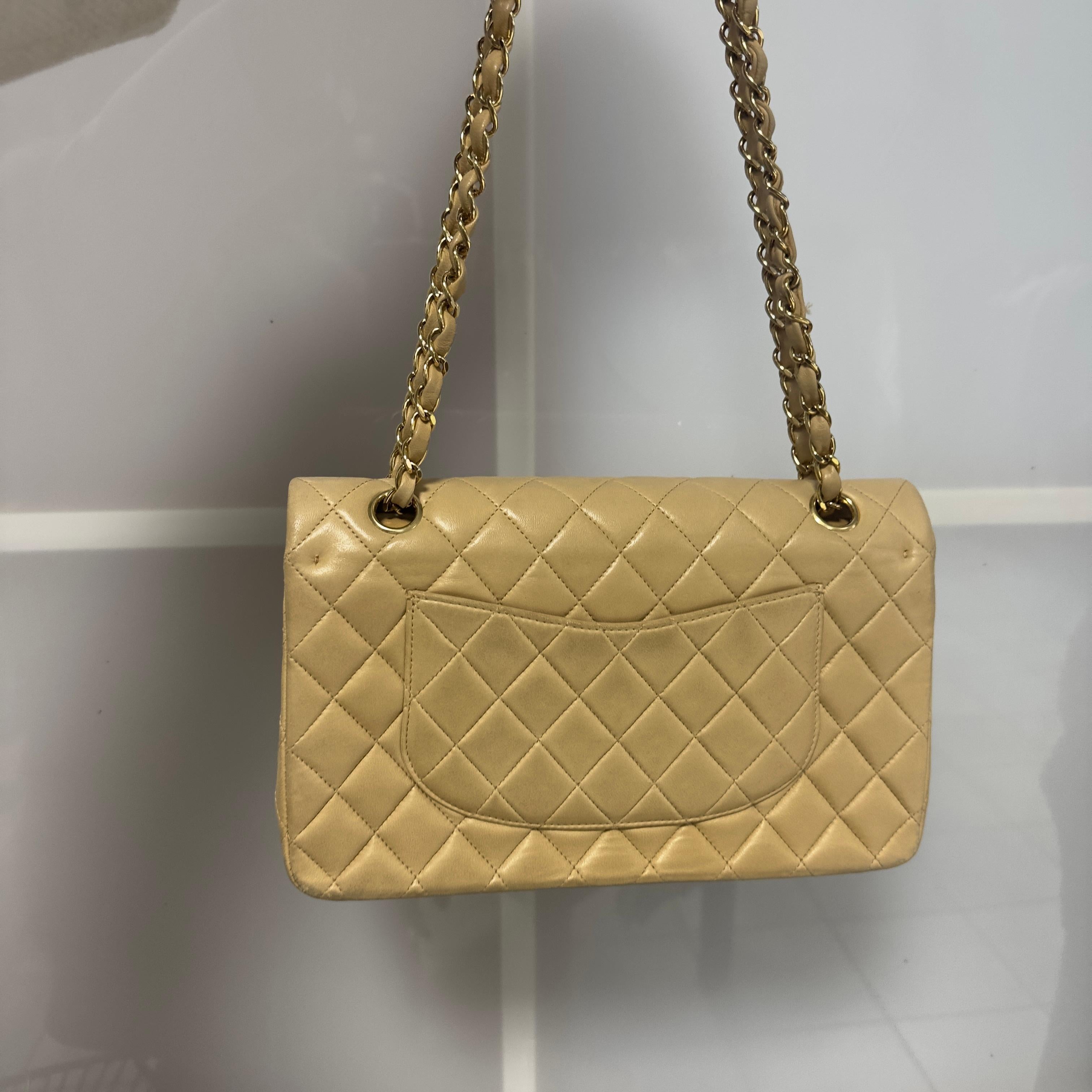 Chanel Classic Double Flap 25 cm en cuir d'agneau beige, avec des accessoires dorés en vente 12