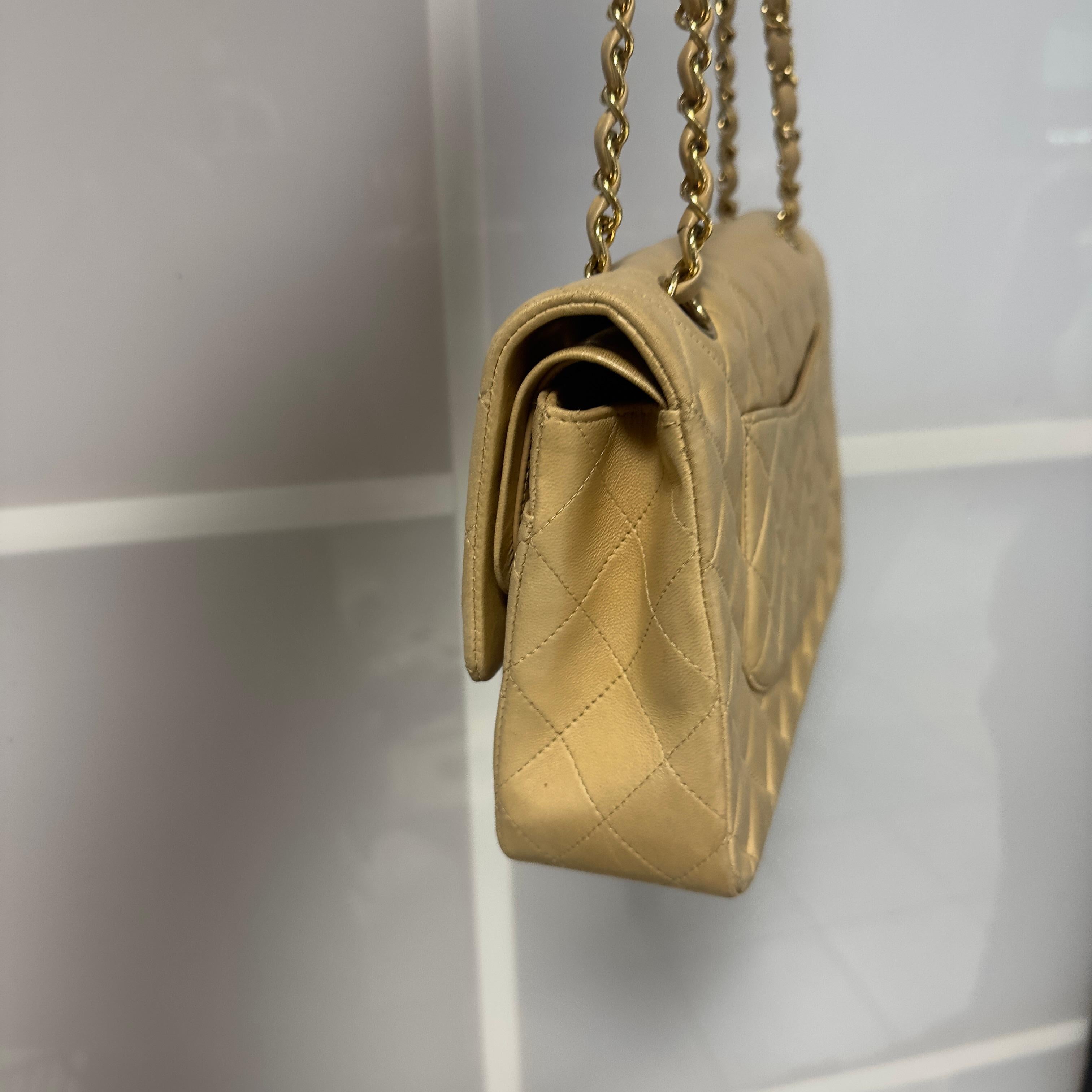 Chanel Classic Double Flap 25 cm en cuir d'agneau beige, avec des accessoires dorés en vente 13