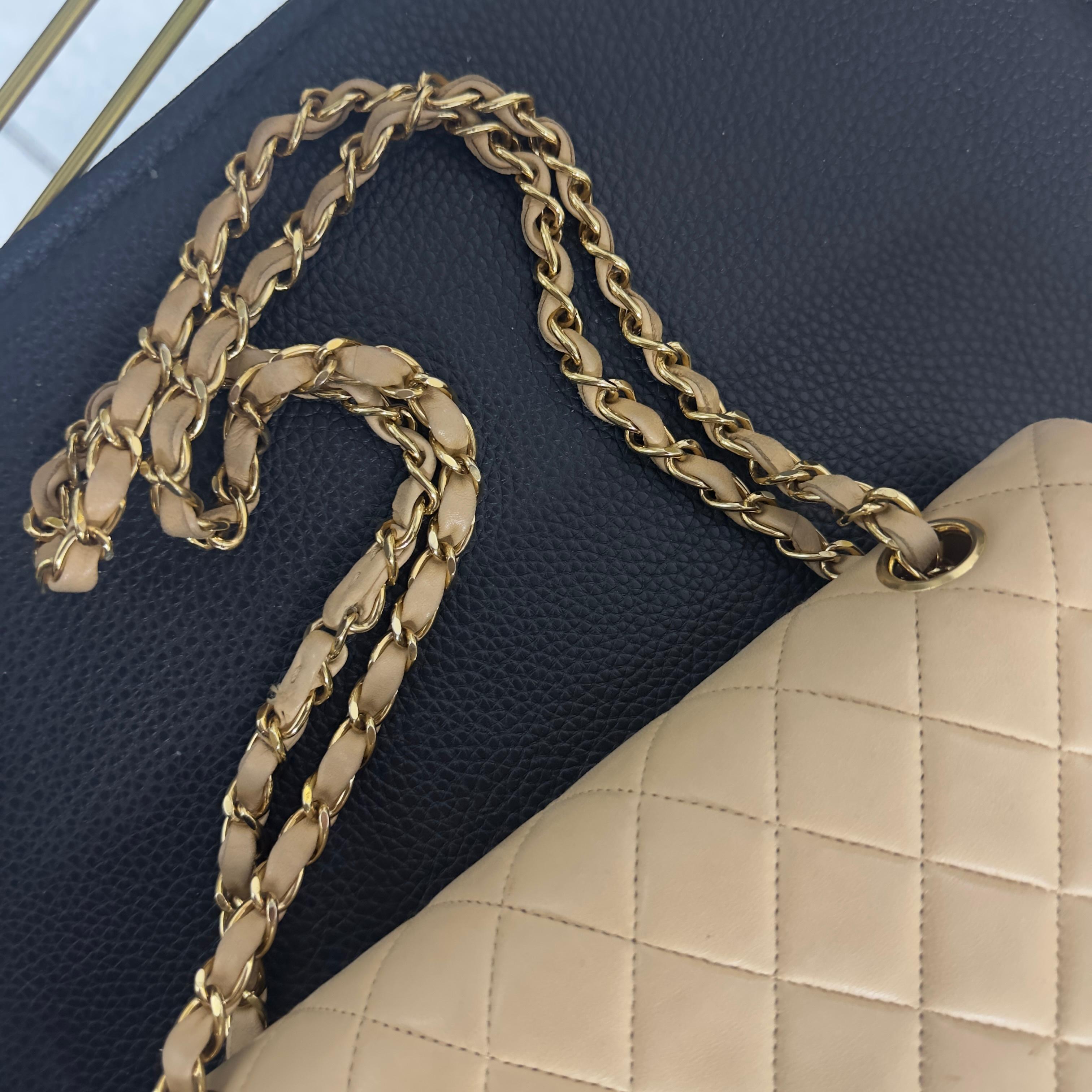 Chanel Classic Double Flap 25 cm en cuir d'agneau beige, avec des accessoires dorés en vente 14